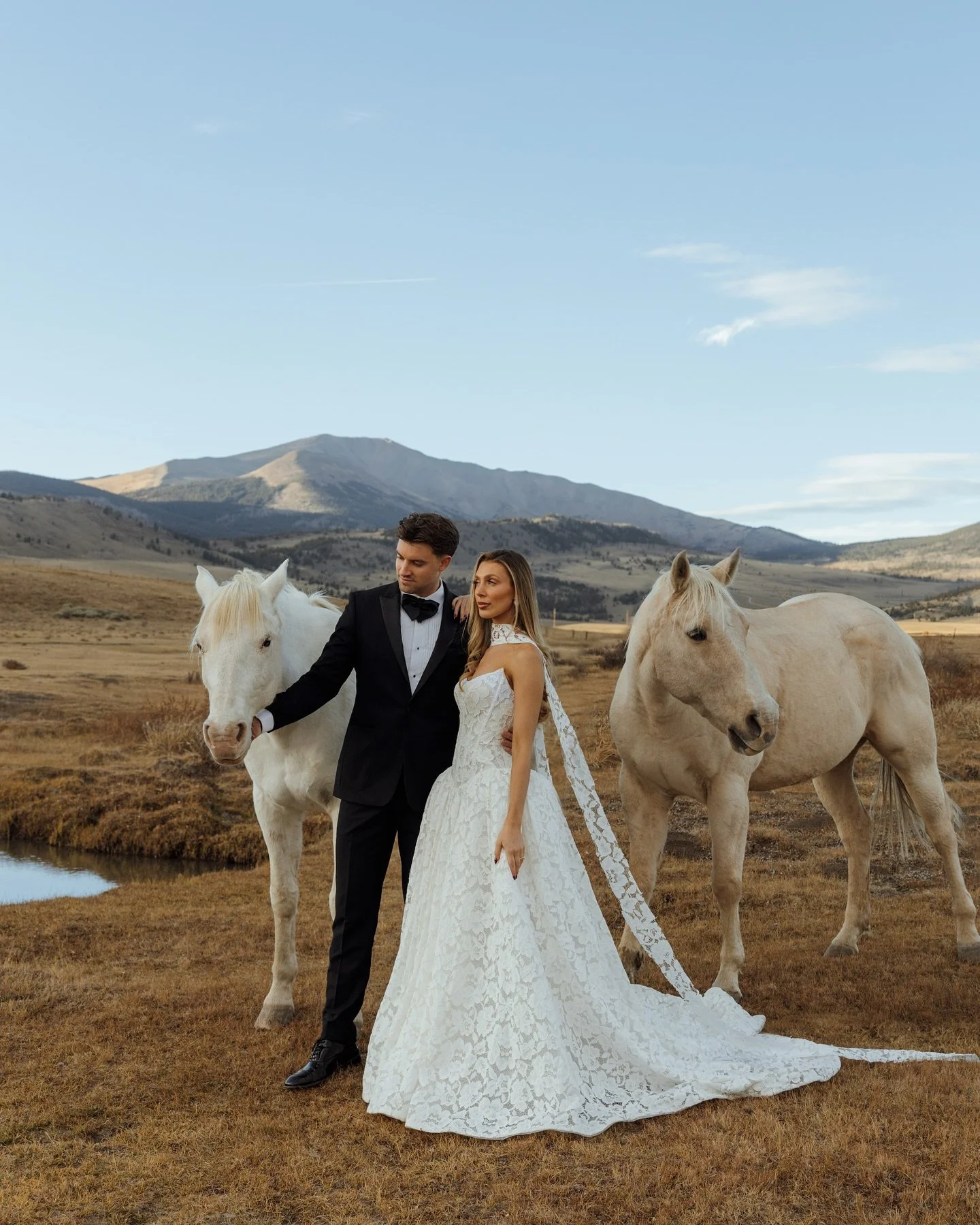 Colorado bridals at the ranch🐴🤎
&bull;
&bull;
&bull;
&bull;
&bull;
#minnesota #minnesotaphotographer #rockymountainbride #minnesotaweddingguide #minnesotaexposure #colorado #minnesota_captures #fallvibes #minnesotalove #minnesotabride #minnesotawed