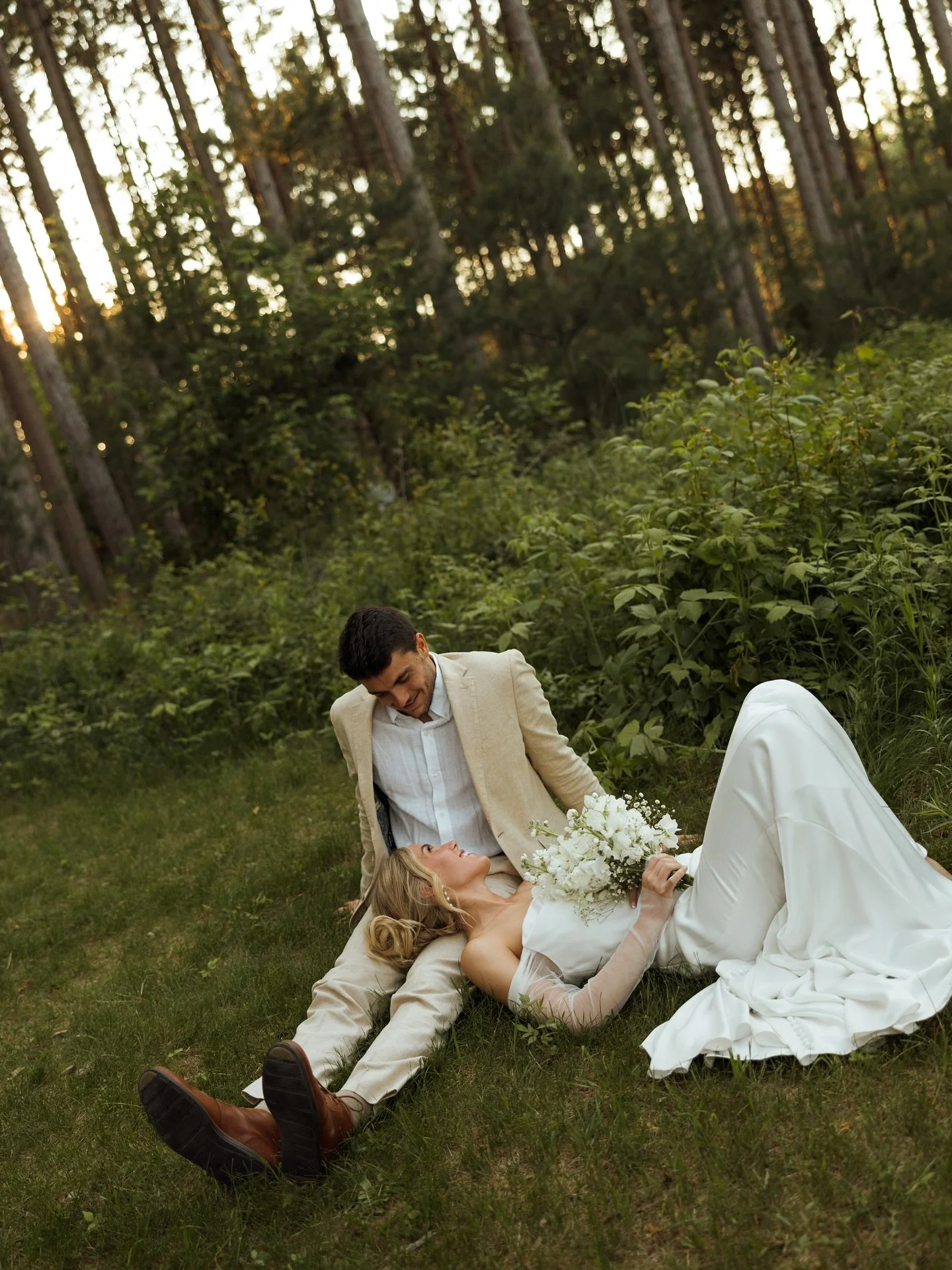 sweet elli &amp; ryan on digital and film🤎 
&bull;
&bull;
&bull;
&bull;
&bull;
#minnesota #minnesotaphotographer #minnesotalife
#minnesotaweddingguide #minnesotaexposure #minnesota365 #minnesota_captures #minnesotamade #minnesotalove #minnesotabride