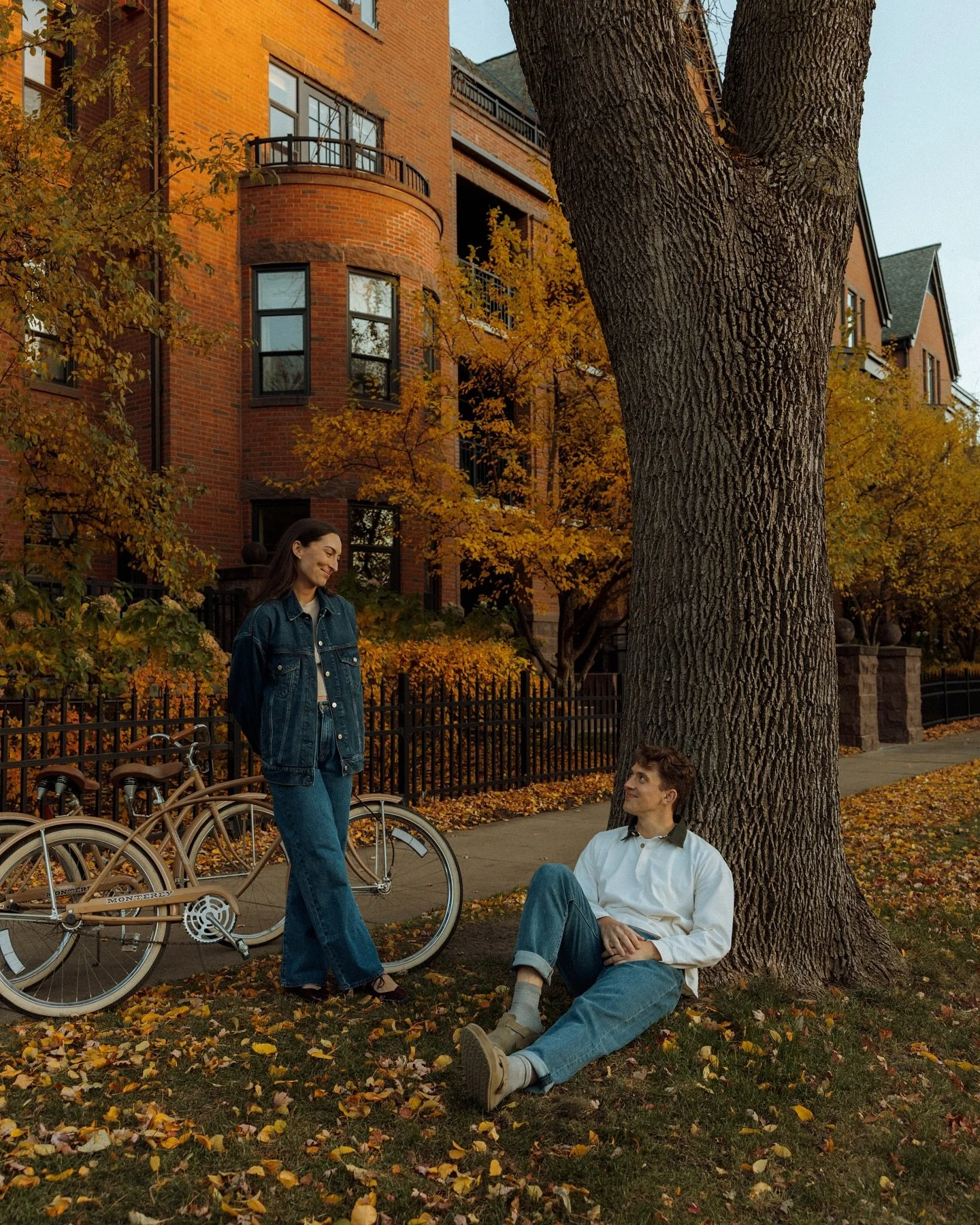 fall in the city 🍂☕️🤎
&bull;
&bull;
&bull;
&bull;
#minnesota #minnesotaphotographer #minnesotalife
#minnesotaweddingguide #minnesotaexposure #minnesota365 #minnesota_captures #minnesotamade #minnesotalove #minnesotabride #minnesotawedding #minnesot