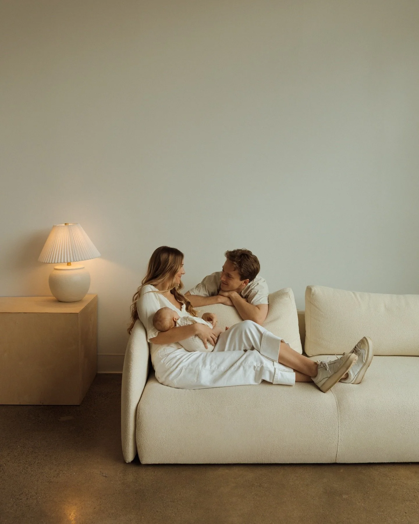 the sweetest new parents 🫶🏻
&bull;
&bull;
&bull;
&bull;
#minnesota #minnesotaphotographer #weddingphotographer #newbornphotos #minnesotalife