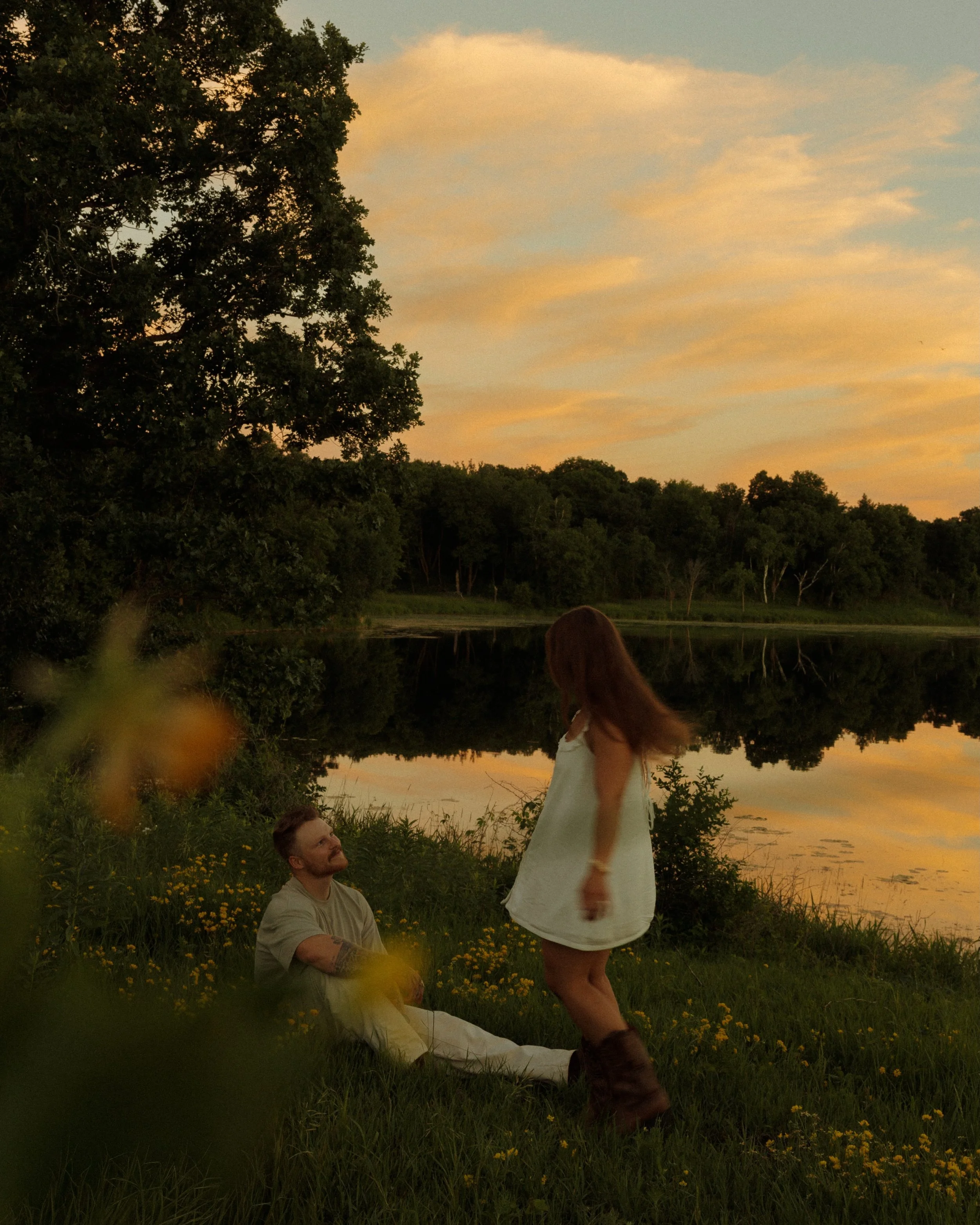 teagan and cal at sunset ☀️🤎

#minnesota #minnesotaphotographer #authenticlove #sunset #minnesotaweddingphotographer