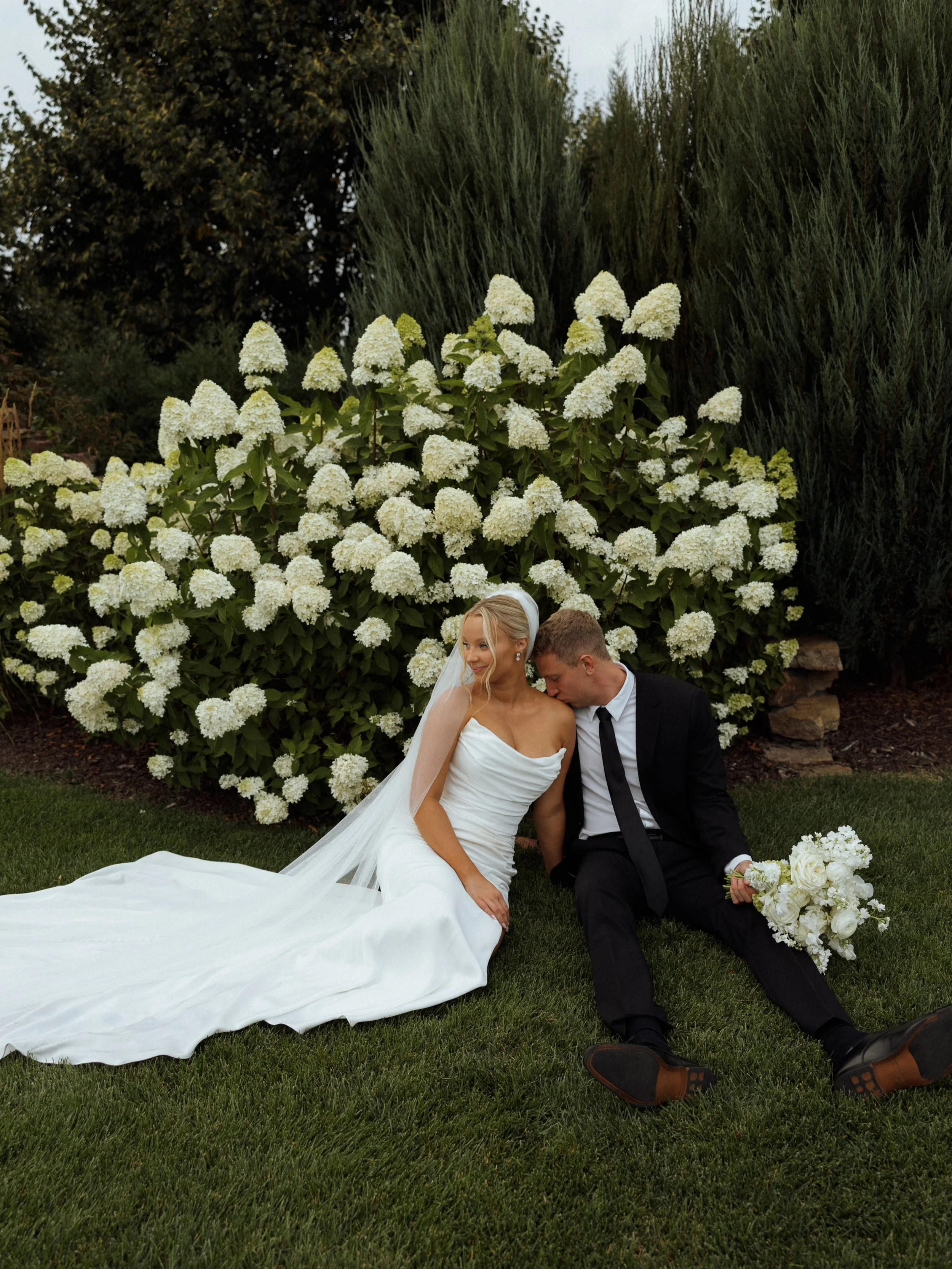 dancing around the hydrangeas all day at @redeemedfarm 🤎
&bull;
&bull;
&bull;
&bull;
&bull;
#minnesota #minnesotaphotographer #minnesotawedding #minnesotaweddingphotographer #minnesotabride