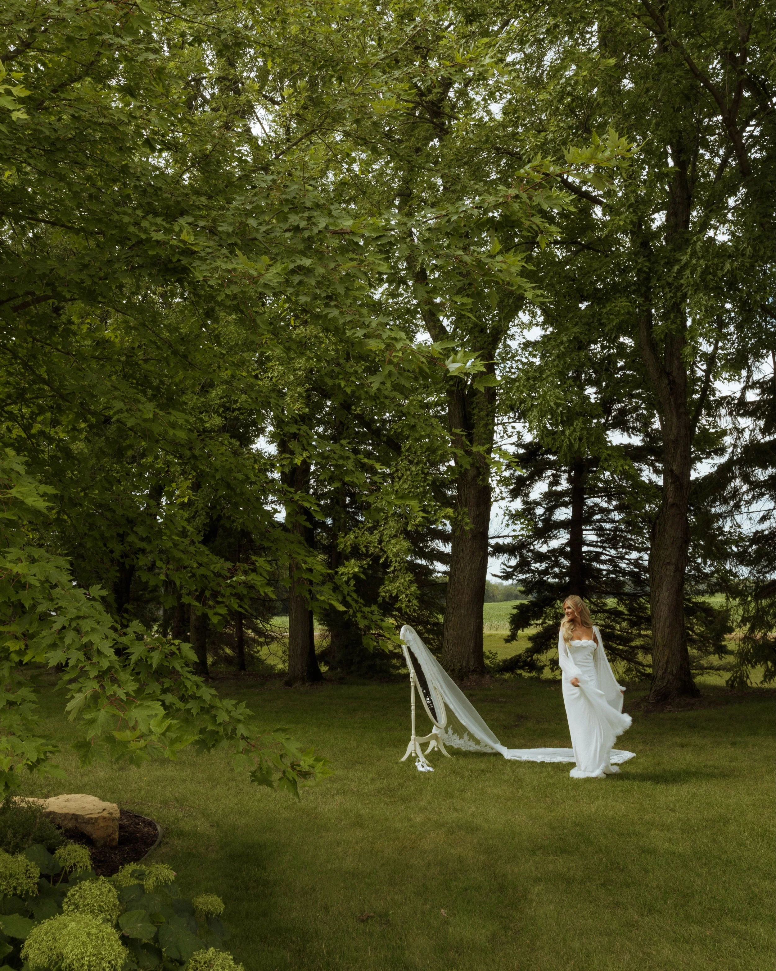 ally &amp; thomas&rsquo; real life rom com on digital and film🫶🏻
&bull;
&bull;
&bull;
#backyardwedding #minnesotawedding #minnesotaweddingphotographer #backyardweddings #minnesotabride