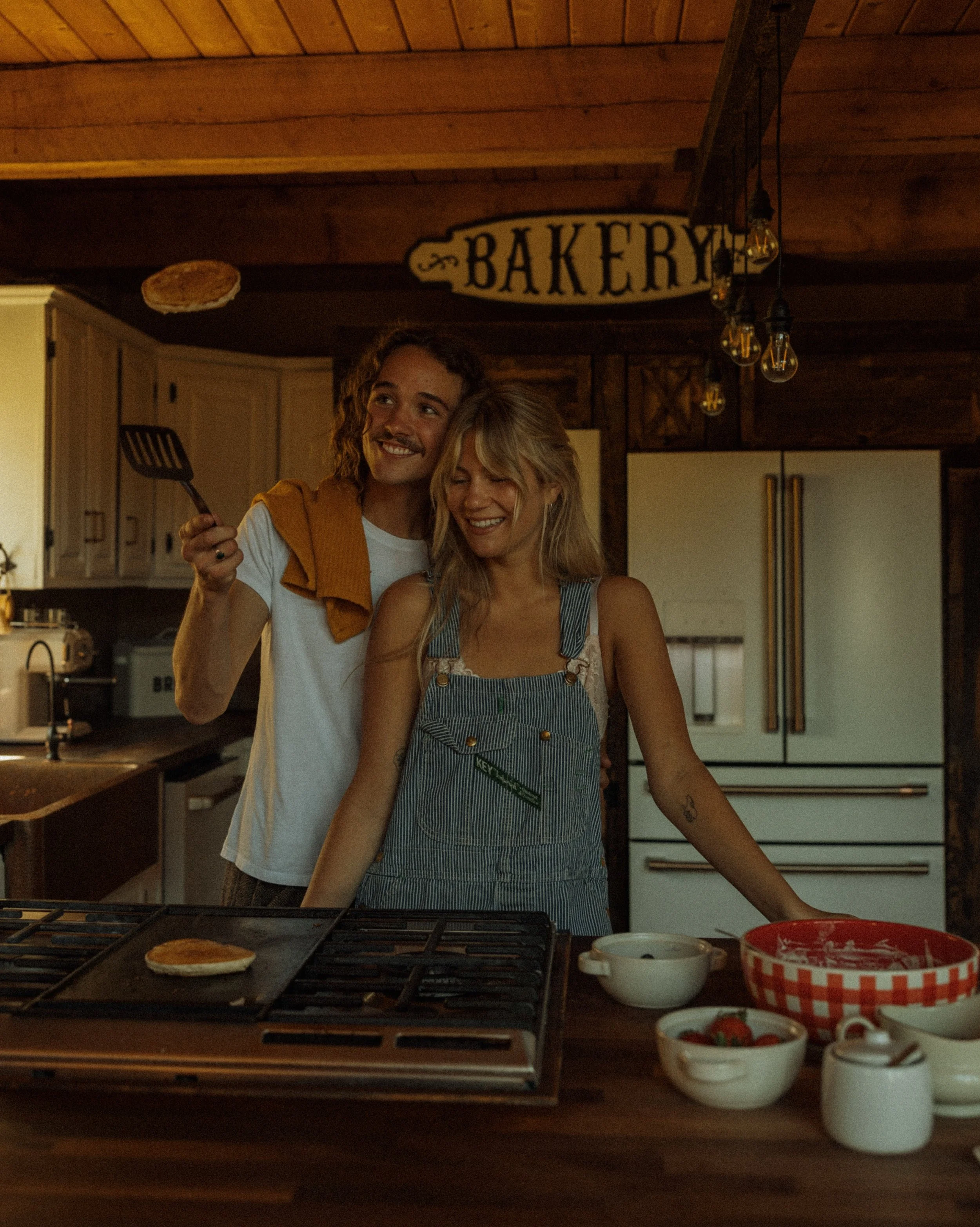 Emilie &amp; Max at home🥞🍁☕️🤎
&bull;
&bull;
&bull;
&bull;
&bull;
#authenticlove #storytellingphotography #cinematicphotography #visualpoetry #coloradophotographer