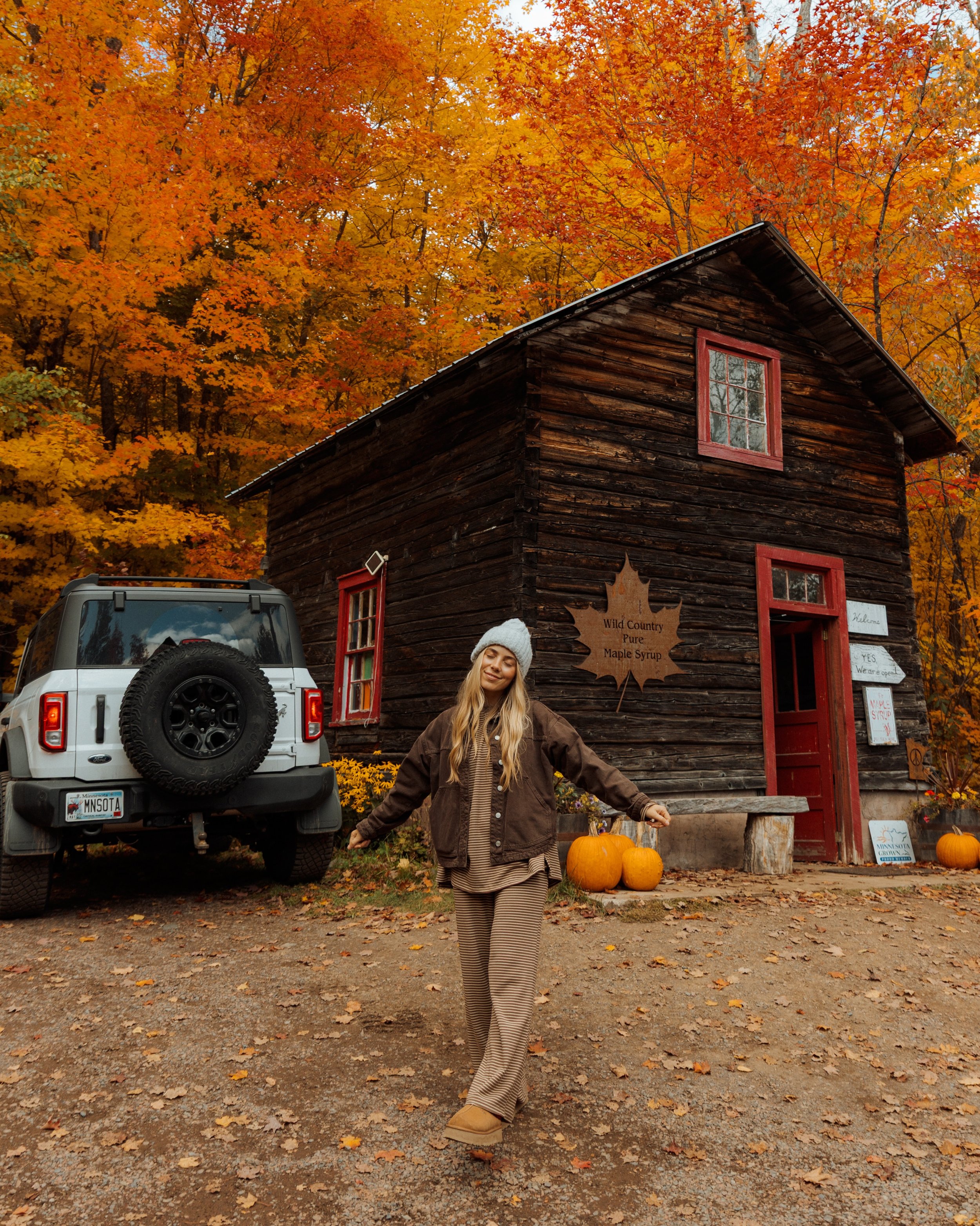 fall on the north shore is superior!!🍁🥞🤎 
&bull;
&bull;
&bull;
&bull;
#minnesota #minnesotaphotographer #exploreminnesota #lutsen #fallvibes