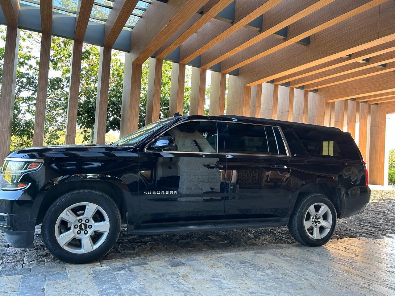 Suburbannegra hasta7pax2.jpeg