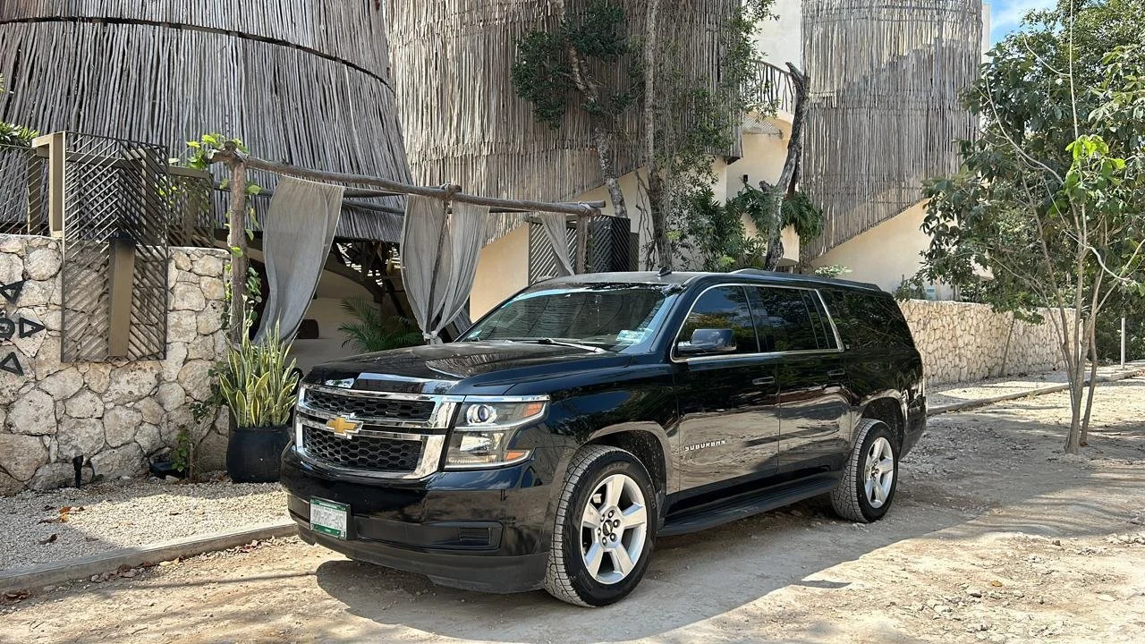 Suburbannegra hasta7pax4.jpeg