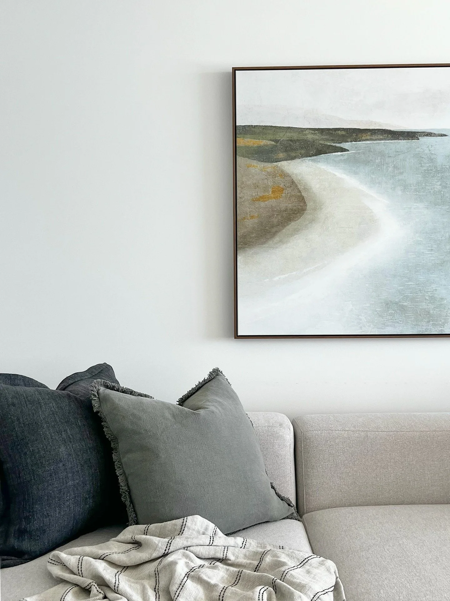 Situated on the coastline of Manly Beach, this Airbnb awaits you through @beachhub.accomodation