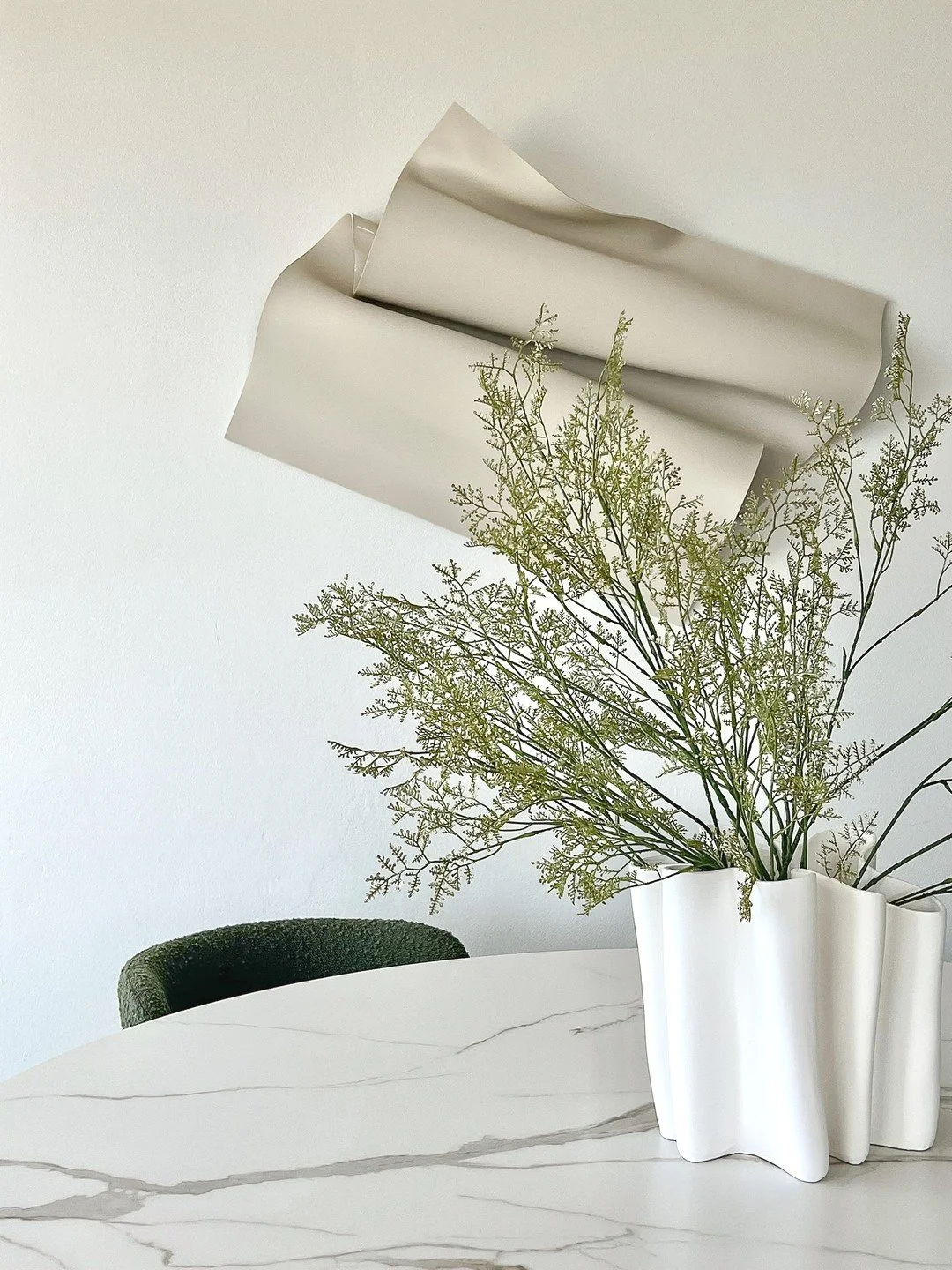 This statement artwork took centre stage in our Airbnb dining area. 
Styling @stylenesscollaroy