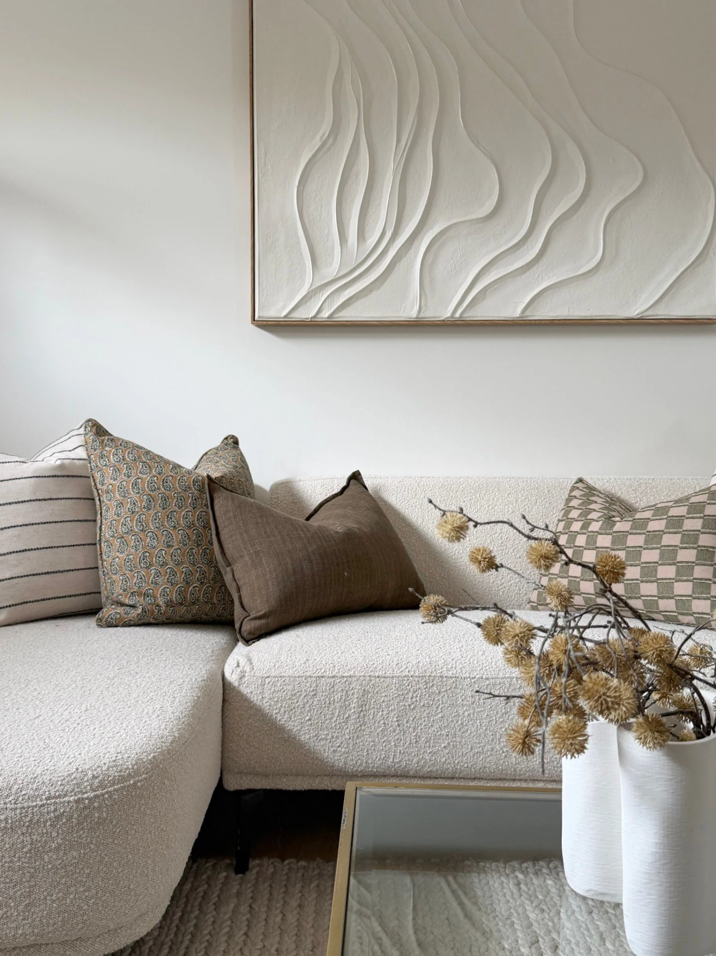 We can't get enough of these warm tones, layered for a lived-in feel.

#propertystylingsydney #stylingnorthernbeaches #interiordesign #styletosell