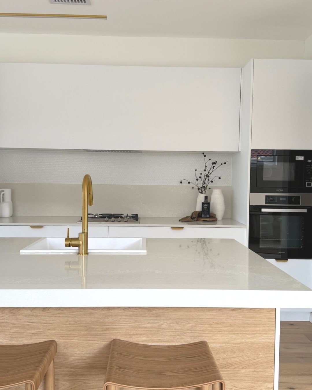 Effortless kitchen styling - uncluttered, warm, and inviting.

#kitchen #kitchendesign #interiordesign #homedecor #design #kitchendecor #kitcheninspiration #kitchenstyling #propertystyling