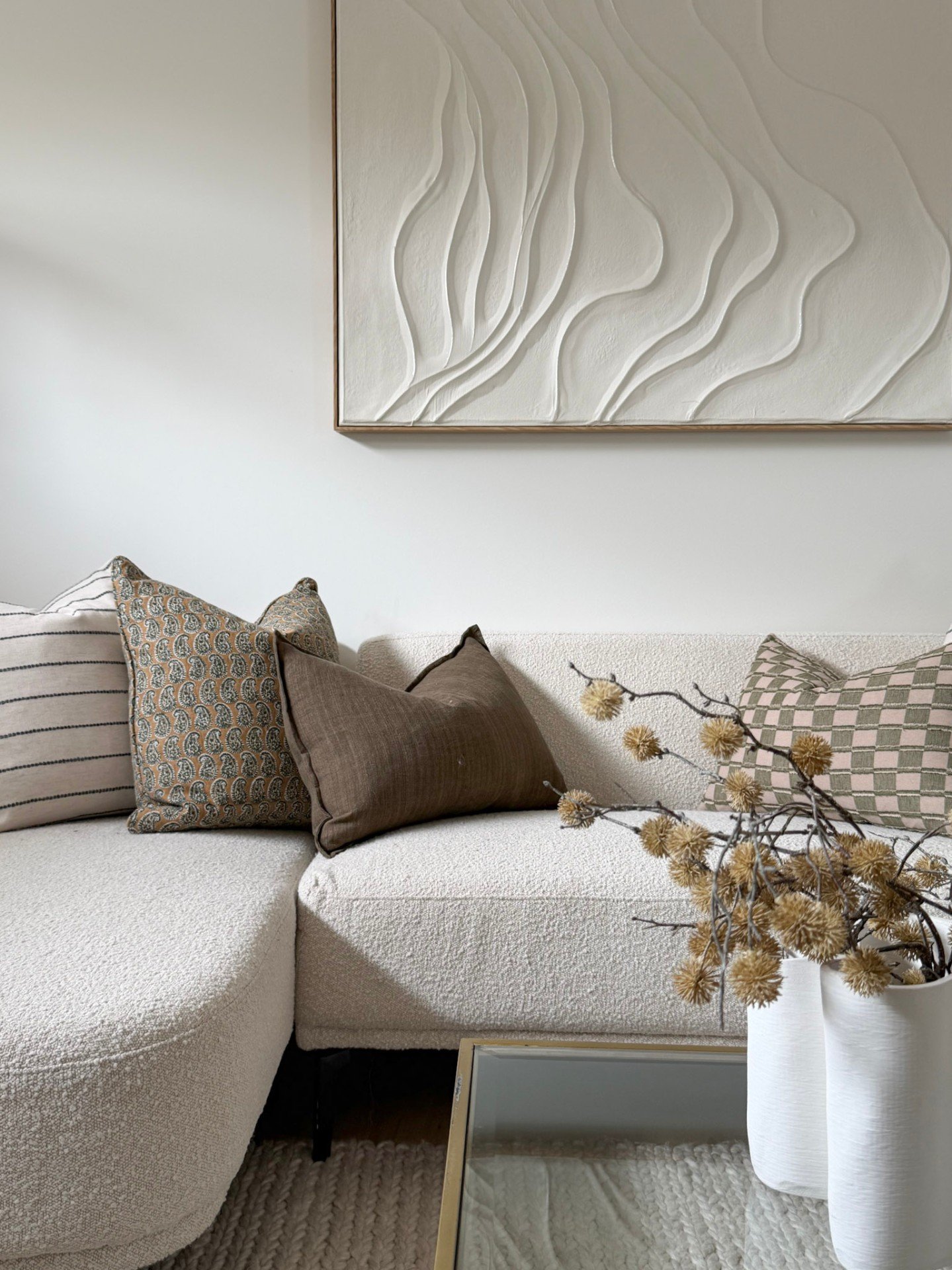 We can't get enough of these warm tones, layered for a lived-in feel.

#propertystylingsydney #stylingnorthernbeaches #interiordesign #styletosell
