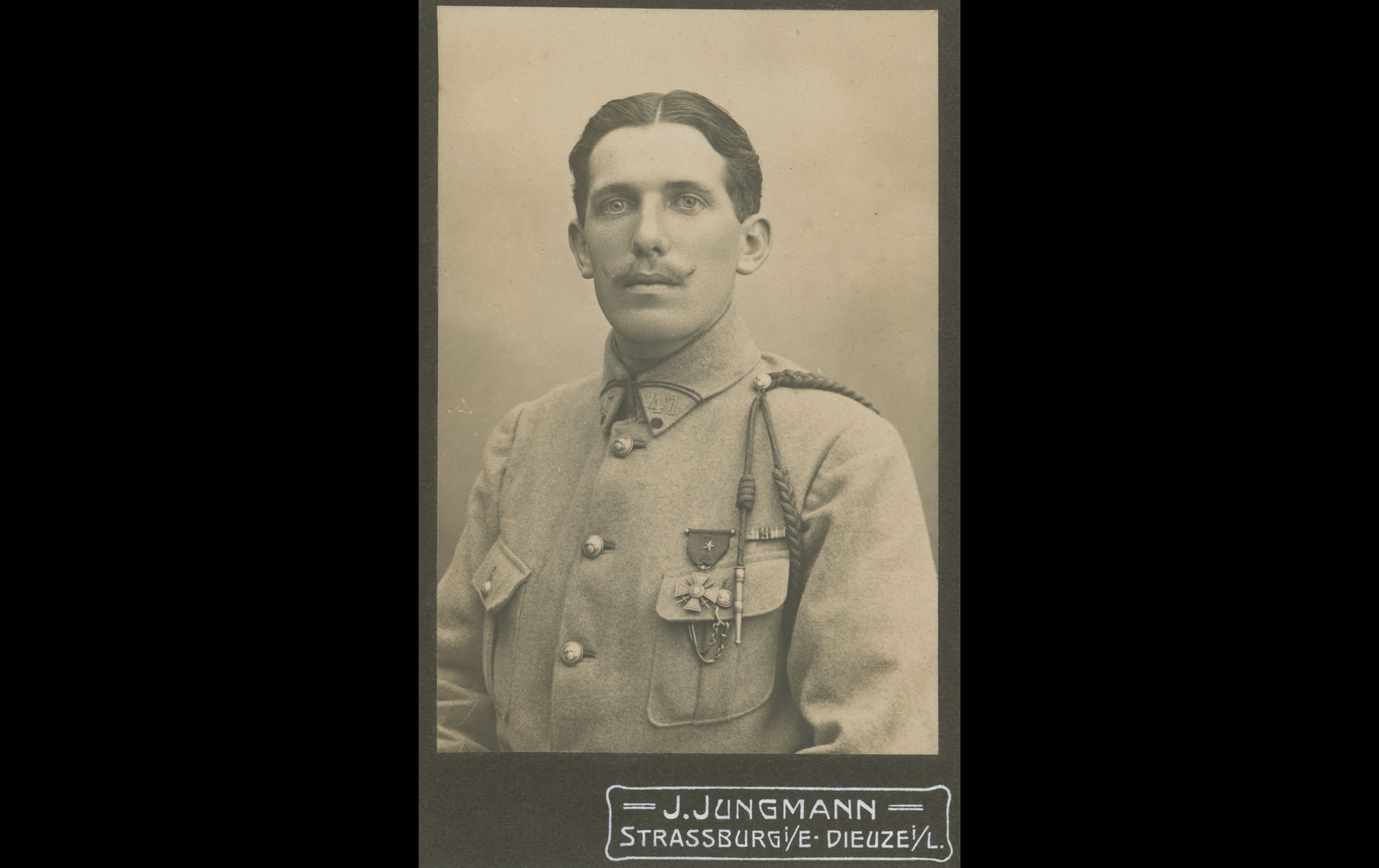 (18.32.A) Portrait of an infantryman of the 47th Infantry Regiment
Date: c.1918 - 1920s
Location: Studio
Unit: 47th Infantry Regiment
Author: ?
Present in the photo: ?