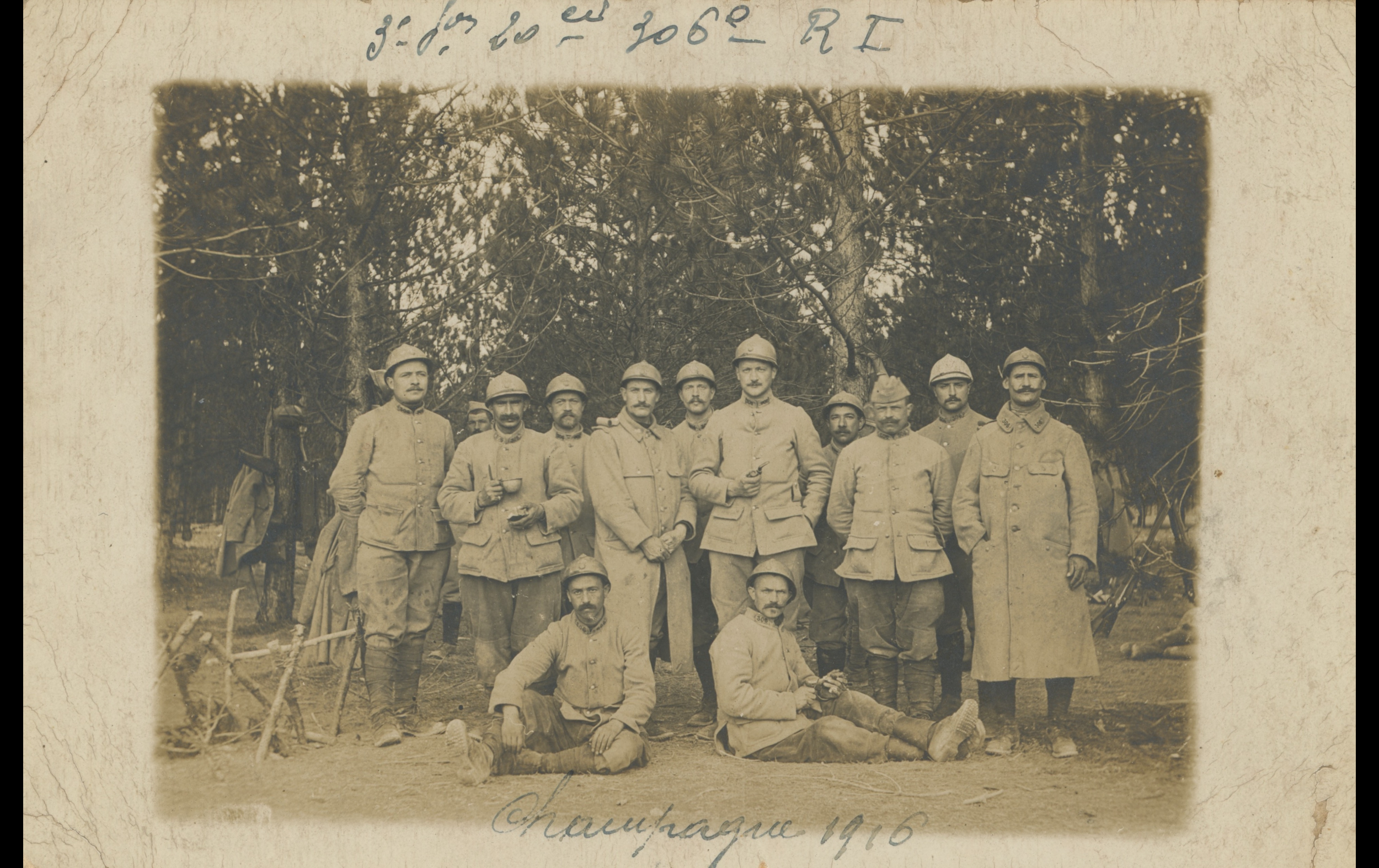 (16.28.A) Group photo of infantrymen of the 306th Infantry Regiment
Date: March - April 1916
Location: Champagne, France
Unit: 306th Infantry Regiment
Author: ?
Present in the photo: ?