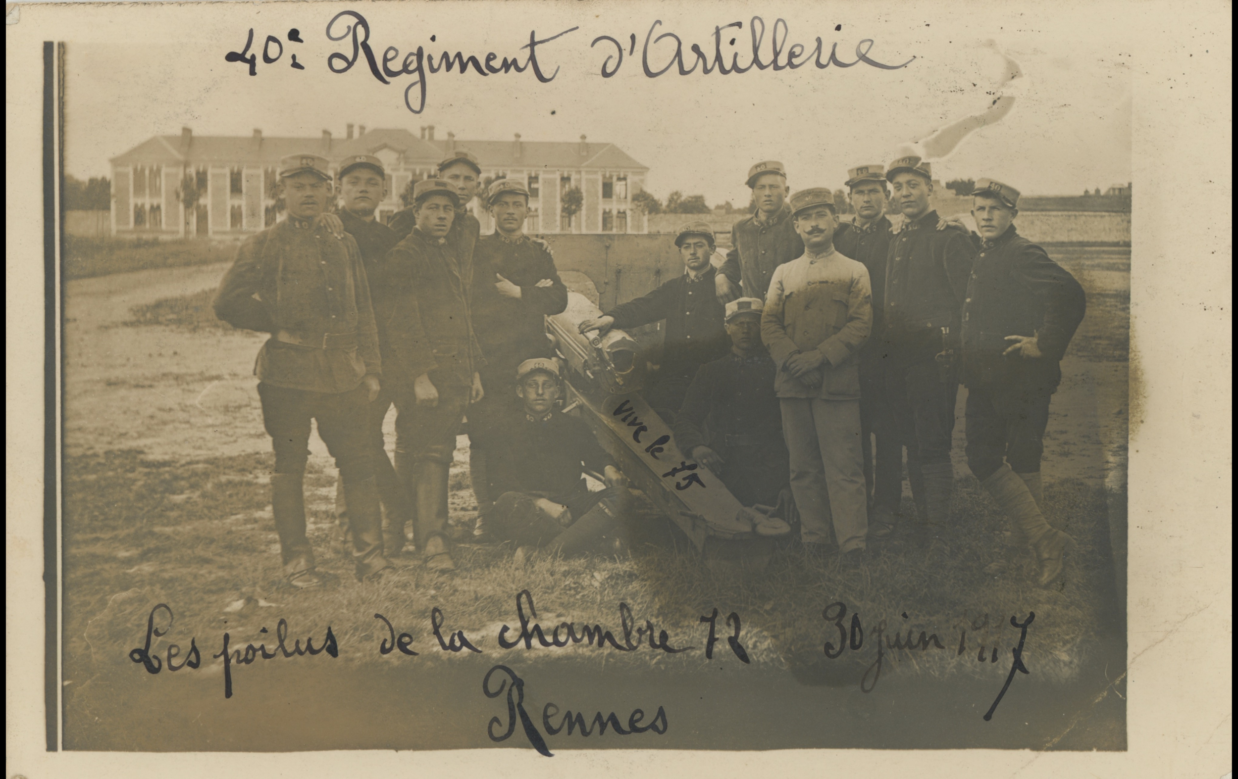 (17.28.A) Group photo of young artillerymen of the 40th Artillery Regiment
Date: June 30th 1917
Location: Rennes, France (35)
Unit: 40th Artillery Regiment
Author: ?
Present in the photo: ?