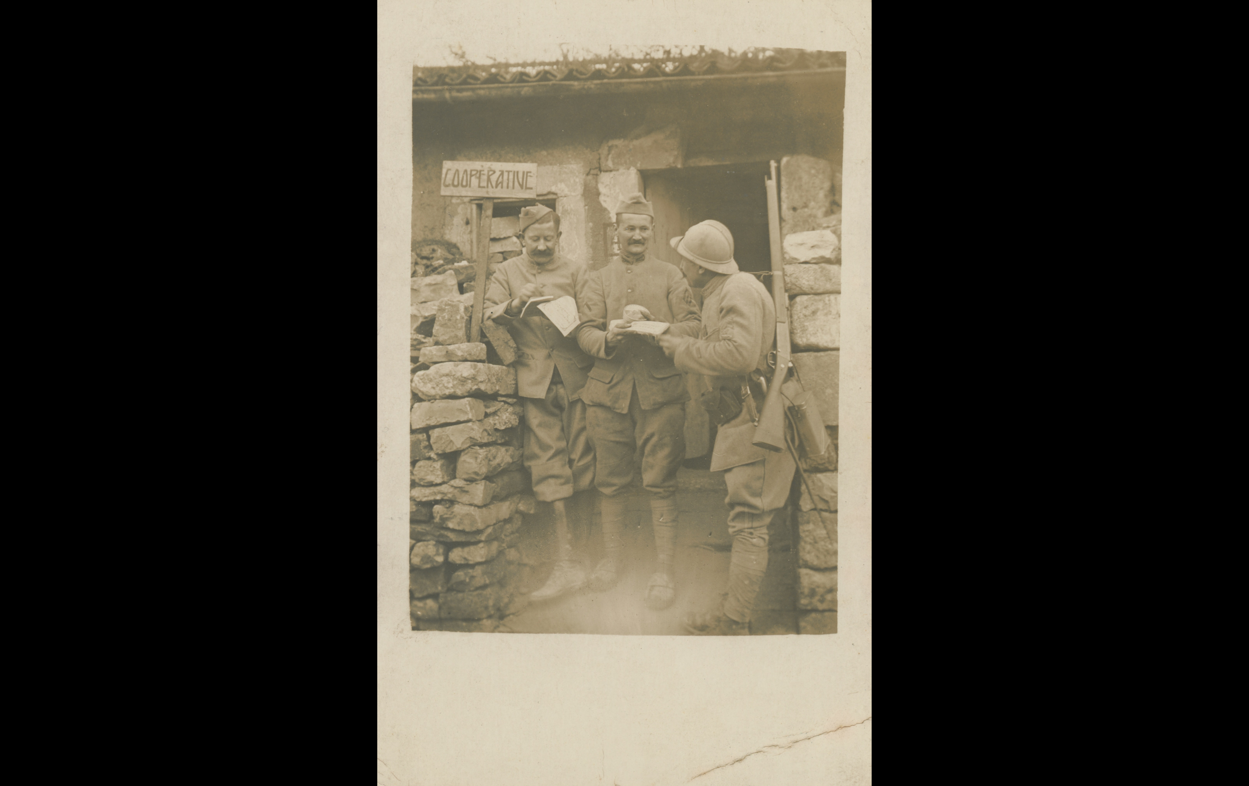 (17.32.A) Photo of an épicier of the 222nd Infantry Regiment distributing rations to an infantryman
Date: January 13th 1917
Location: ?
Unit: 222nd Infantry Regiment
Author: ?
Present in the photo: ?