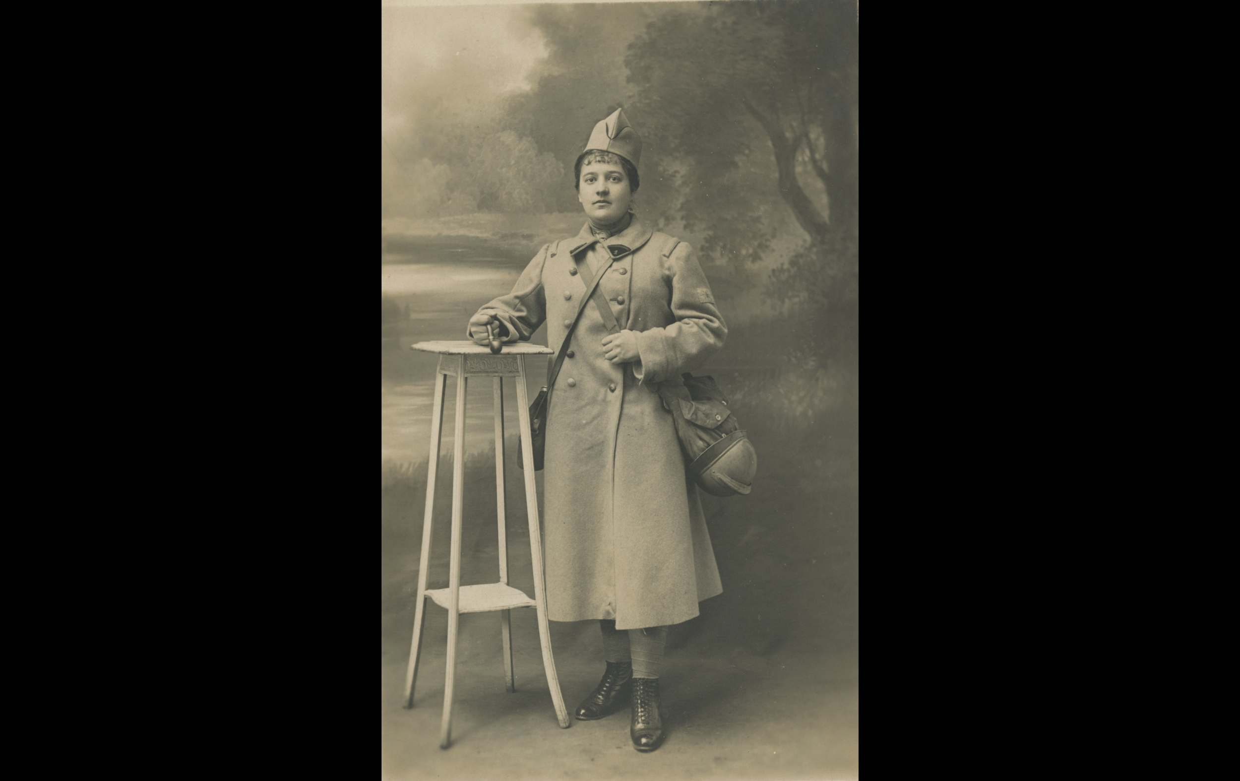(17.12.A) Portrait of Bernadette PASDELOUP wearing a uniform of the Génie
Date: December 5th 1917
Location: Studio
Unit: 1st Génie Regiment
Author: Bernadette PASDELOUP
Present in the photo: 
1. Bernadette PASDELOUP