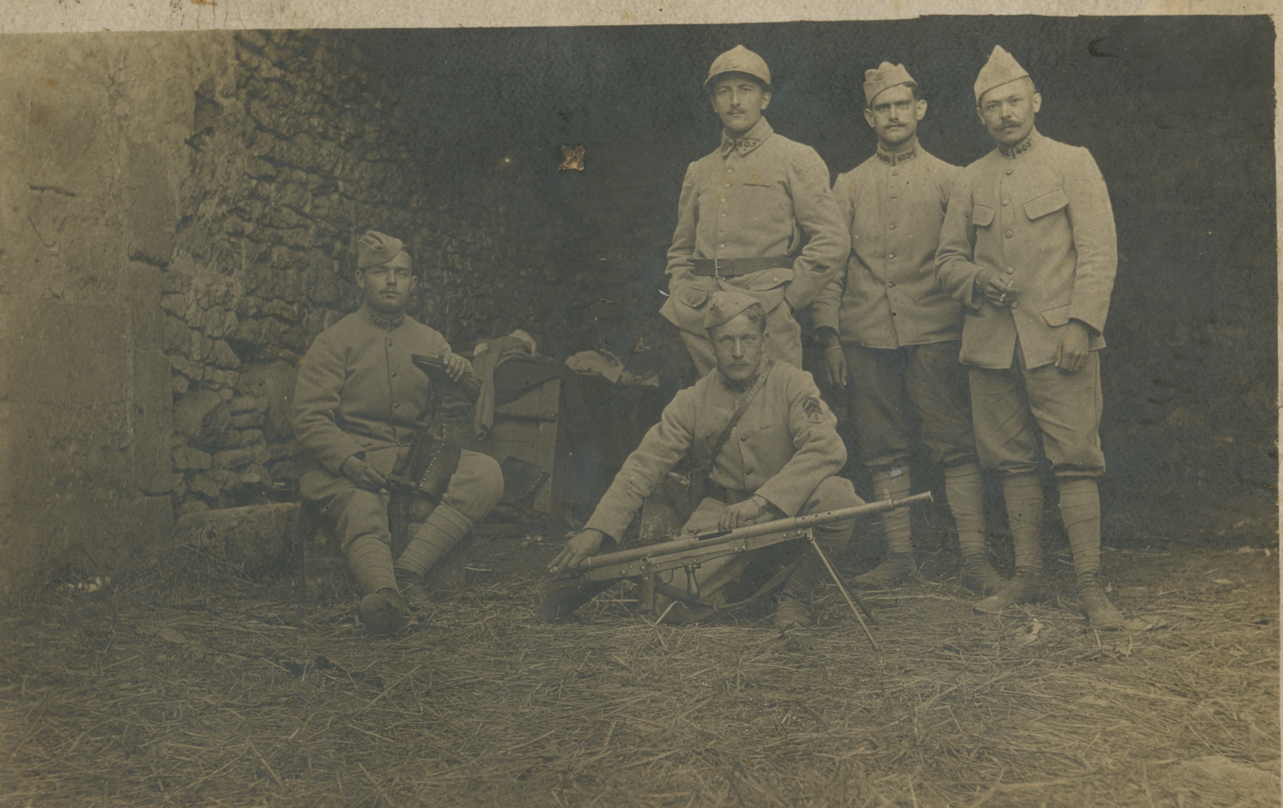 (17.1.A) Group photo of infantrymen of the 403rd Infantry Regiment with a Chauchat
Date: 1917
Location: ?
Unit: 403rd Infantry Regiment
Author: ?
Present in the photo: ?