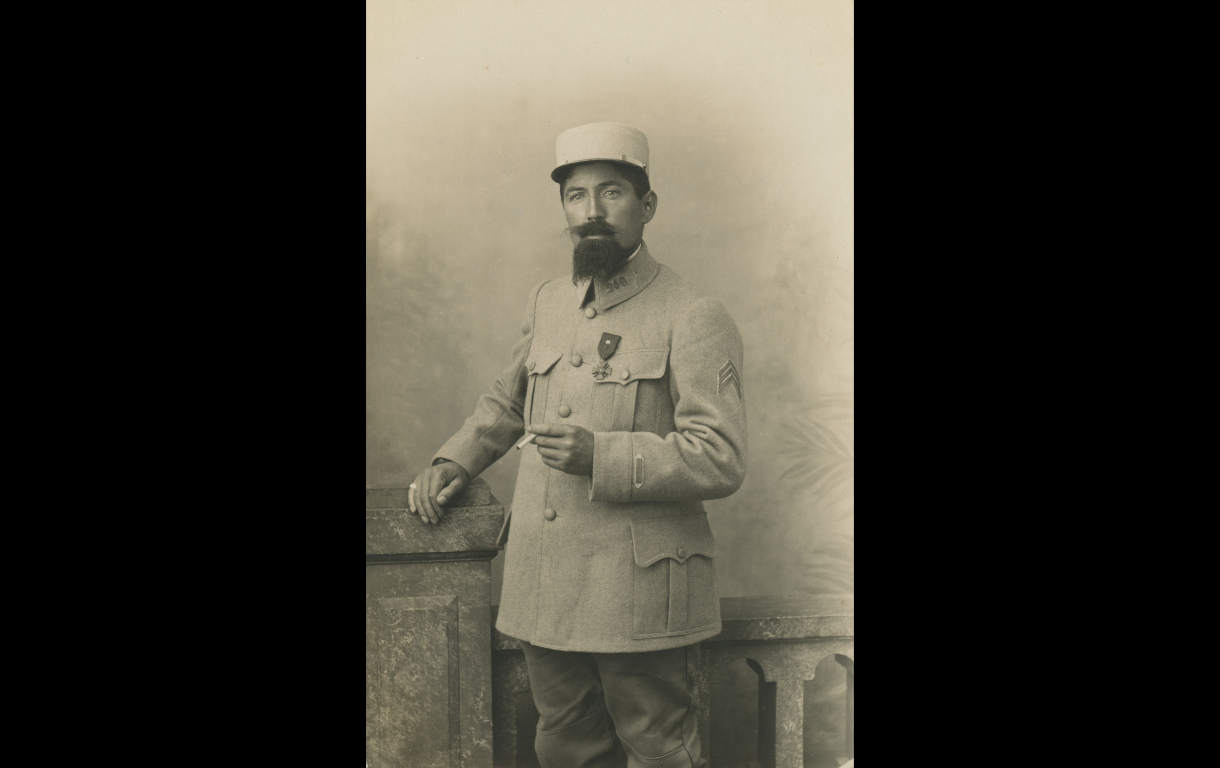 (16.79.A) Portrait of an infantryman of the 246th Infantry Regiment
Date: c.1916 - 1917
Location: Studio
Unit: 246th Infantry Regiment
Author: ?
Present in the photo: ?