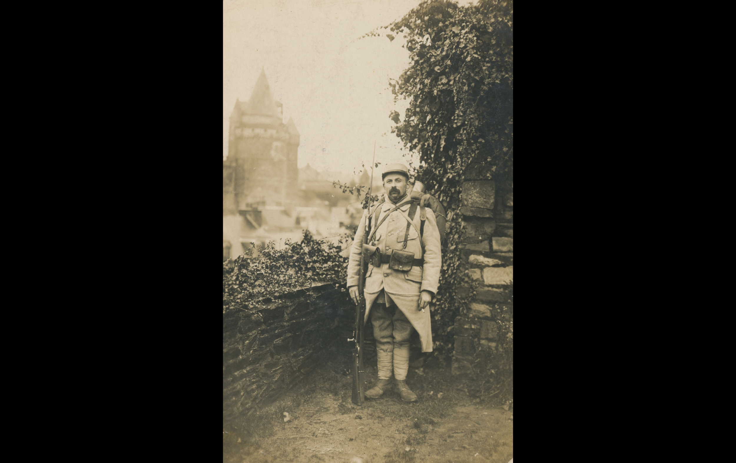 (16.24.A) Portrait of infantryman Pierre Marie Julien GALAIS
Date: c.1915 - 1916
Location: Vitré, France (35)
Unit: 76th Territorial Infantry Regiment
Author: Pierre Marie Julien GALAIS
Present in the photo: 
1. Pierre Marie Julien GALAIS (Mle 290)
F