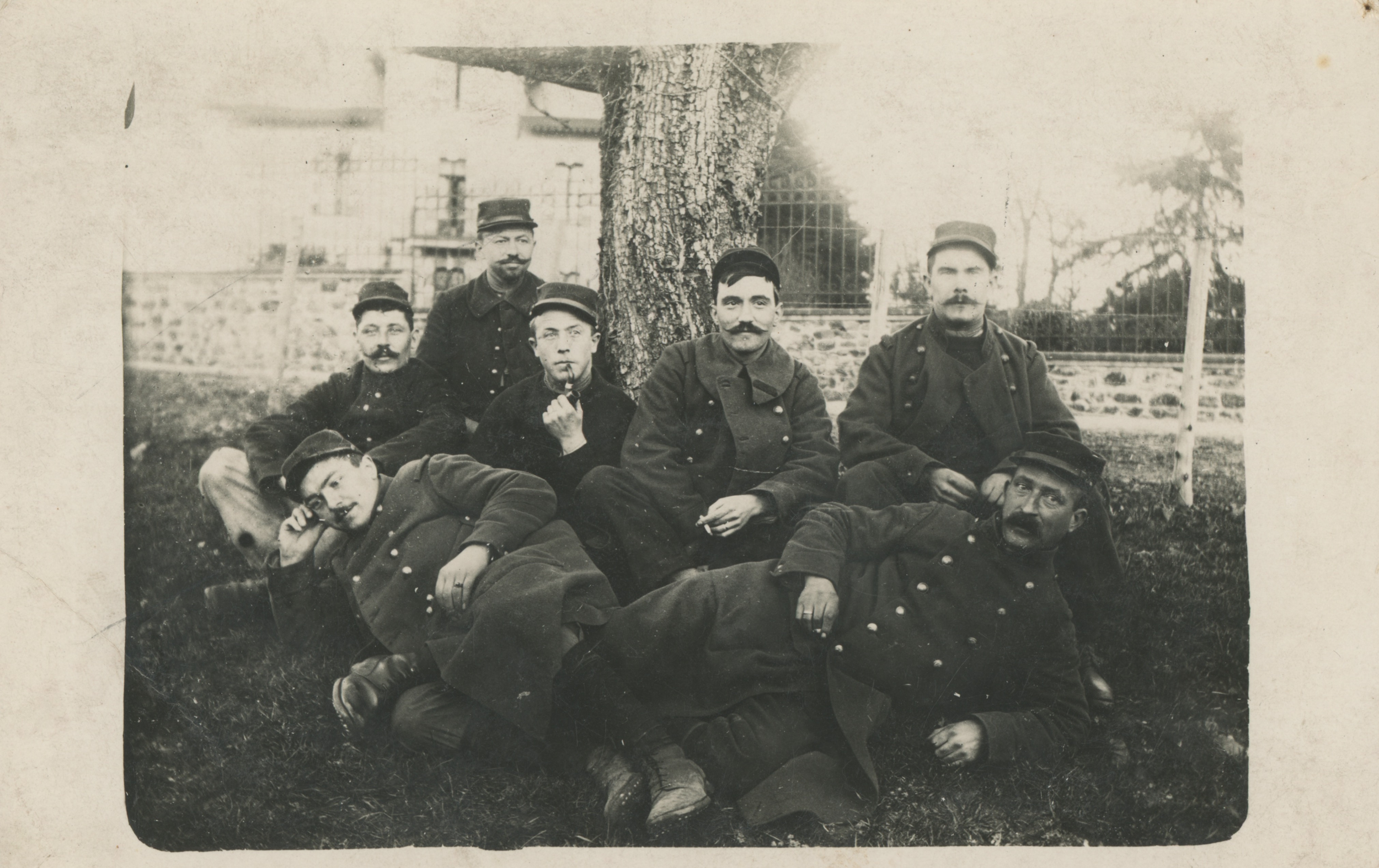 (15.51.A) Group photo of infantrymen of the 254th Infantry Regiment
Date: March 26th 1915
Location: Saint-Jean-sur-Mayenne, France (53)
Unit: 254th Infantry Regiment
Author: ?
Present in the photo: ?