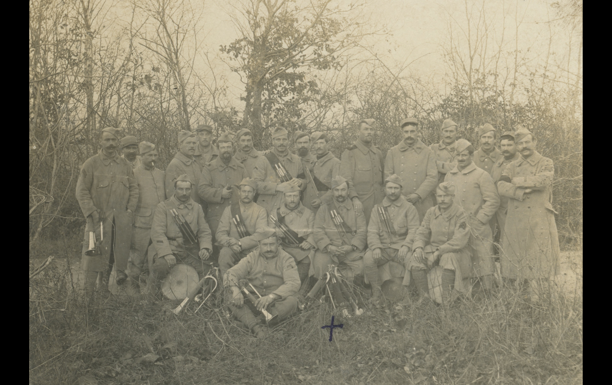 (16.56.A) Group photo of musicians of the 346th and 356th Infantry Regiments
Date: November 14th 1916
Location: Vathiménil, France (54)
Unit: 346th Infantry Regiment / 356th Infantry Regiment
Author: ?
Present in the photo: ?