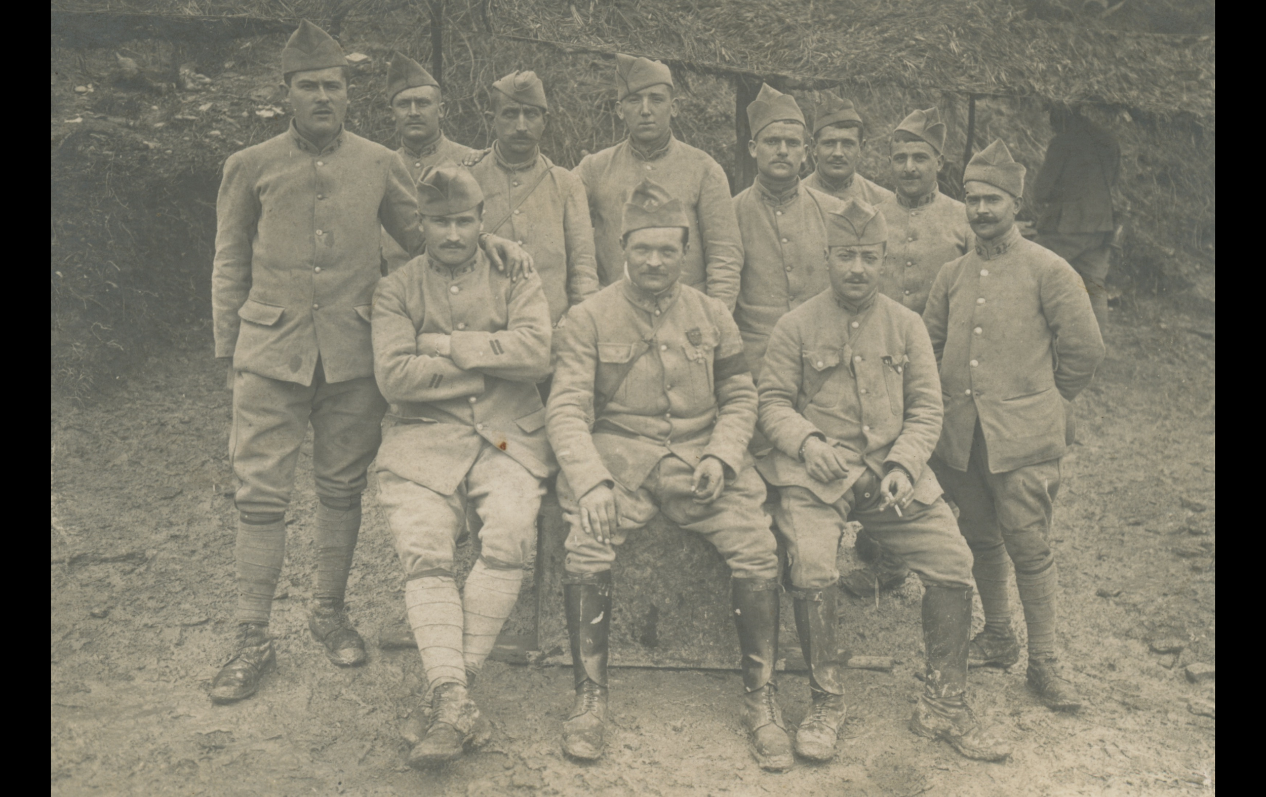 (18.18.A) Group photo of infantrymen of the 2nd Infantry Regiment
Date: May 3rd 1918
Location: Les-Éparges, France (55) [JMO]
Unit: 2nd Infantry Regiment
Author: ?
Present in the photo: ?