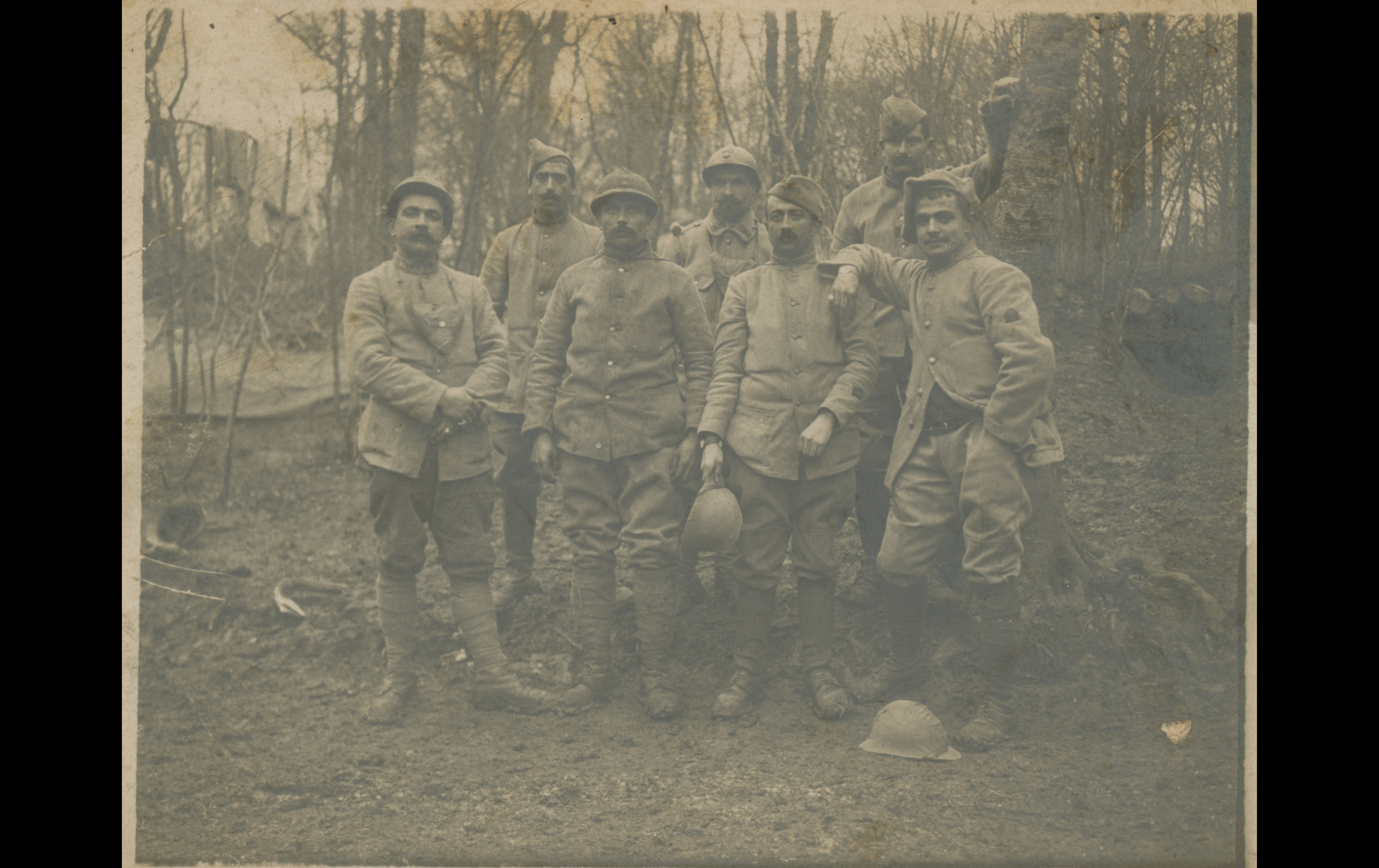 (16.22.A) Group photo of infantrymen in the woods
Date: c.1916
Location: ?
Unit: ?
Author: ?
Present in the photo: ?