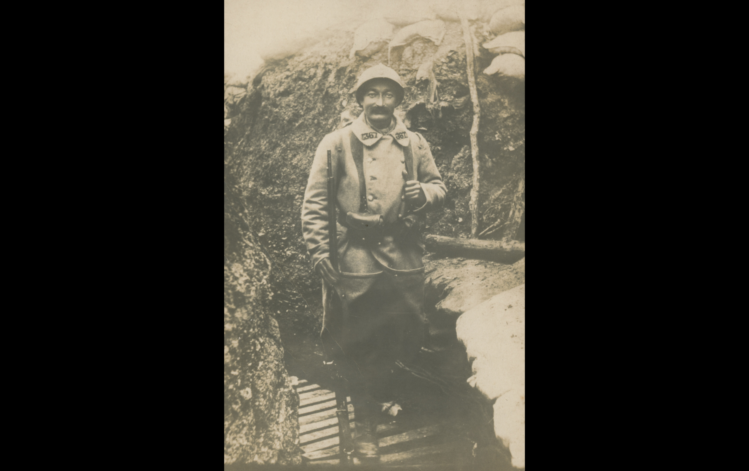 (15.25.A) Portrait of an infantryman of the 367th Infantry Regiment in a trench
Date: c.1915
Location: ?
Unit: 367th Infantry Regiment
Author: ?
Present in the photo: ?