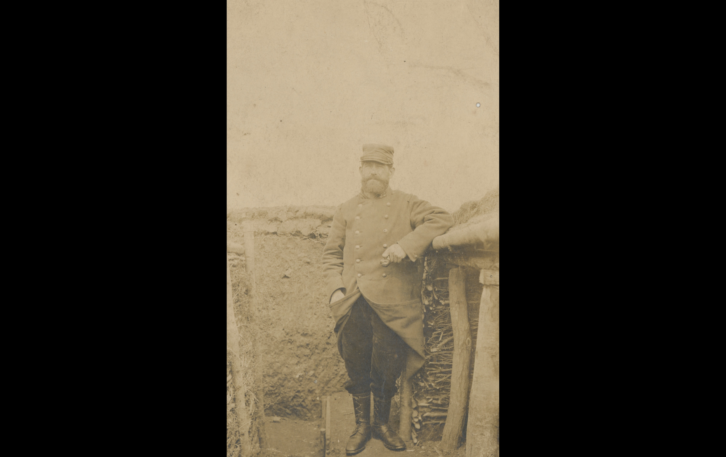(15.12.A) Portrait of infantryman Emile Aimé MOREAU in a trench
Date: May 23rd 1915
Location: ?
Unit: 32nd Territorial Infantry Regiment
Author: Emile Aimé MOREAU
Present in the photo: 
1. Emile Aimé MOREAU (Mle 853)
FM:  tinyurl.com/27u4h9bm 
