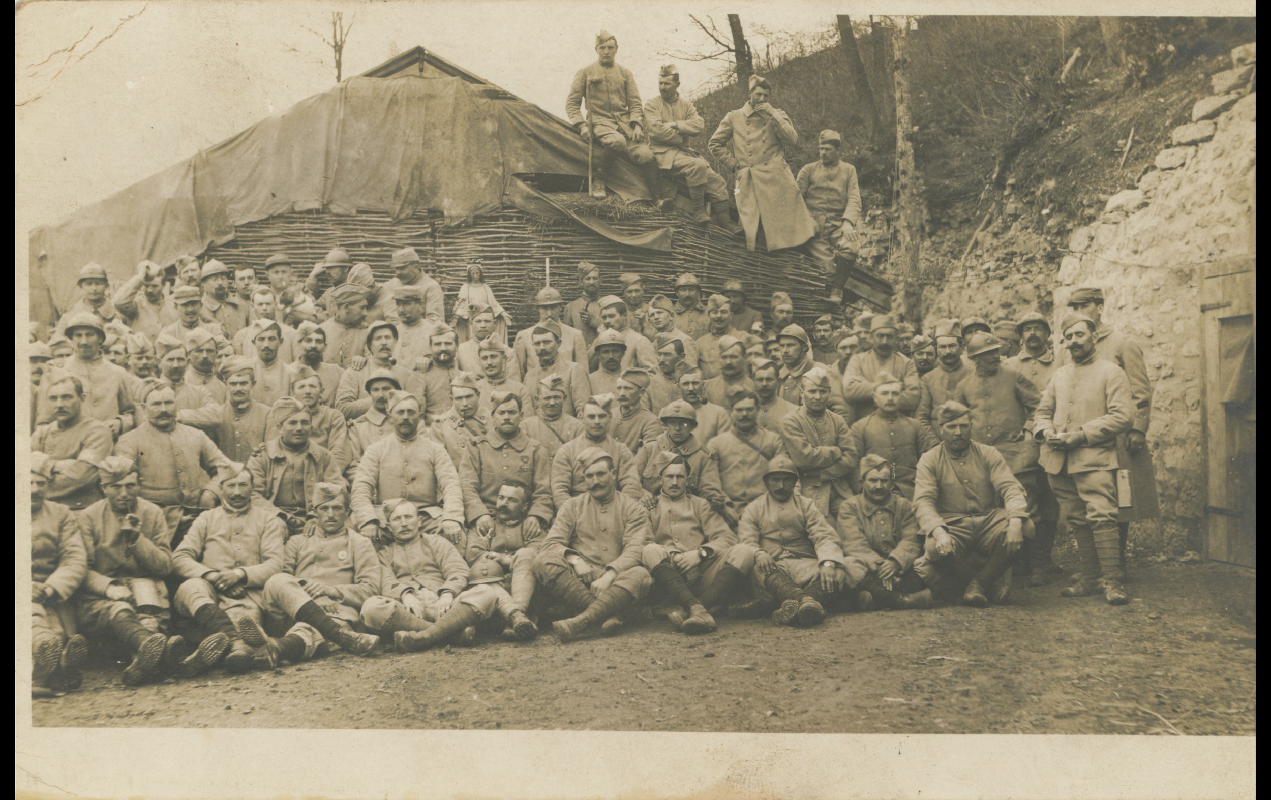 (16.72.A) Group photo of infantrymen of the 47th Infantry Regiment
Date: May 9th 1916
Location: ?
Unit: 47th Infantry Regiment
Author: Léon Emile Pierre Victor GAVARD
Present in the photo:
1. Léon Emile Pierre Victor GAVARD (Mle 775)
FM:  tinyurl.com