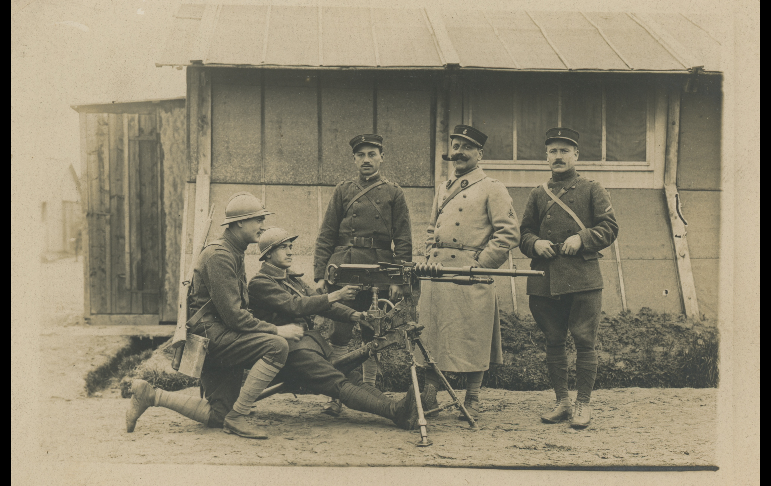 (18.17.A) Group photo of soldiers of a colonial infantry regiment with a Hotchkiss 1914
Date: April 30th 1918
Location: Lorraine, France
Unit: ?
Author: ?
Present in the photo: ?