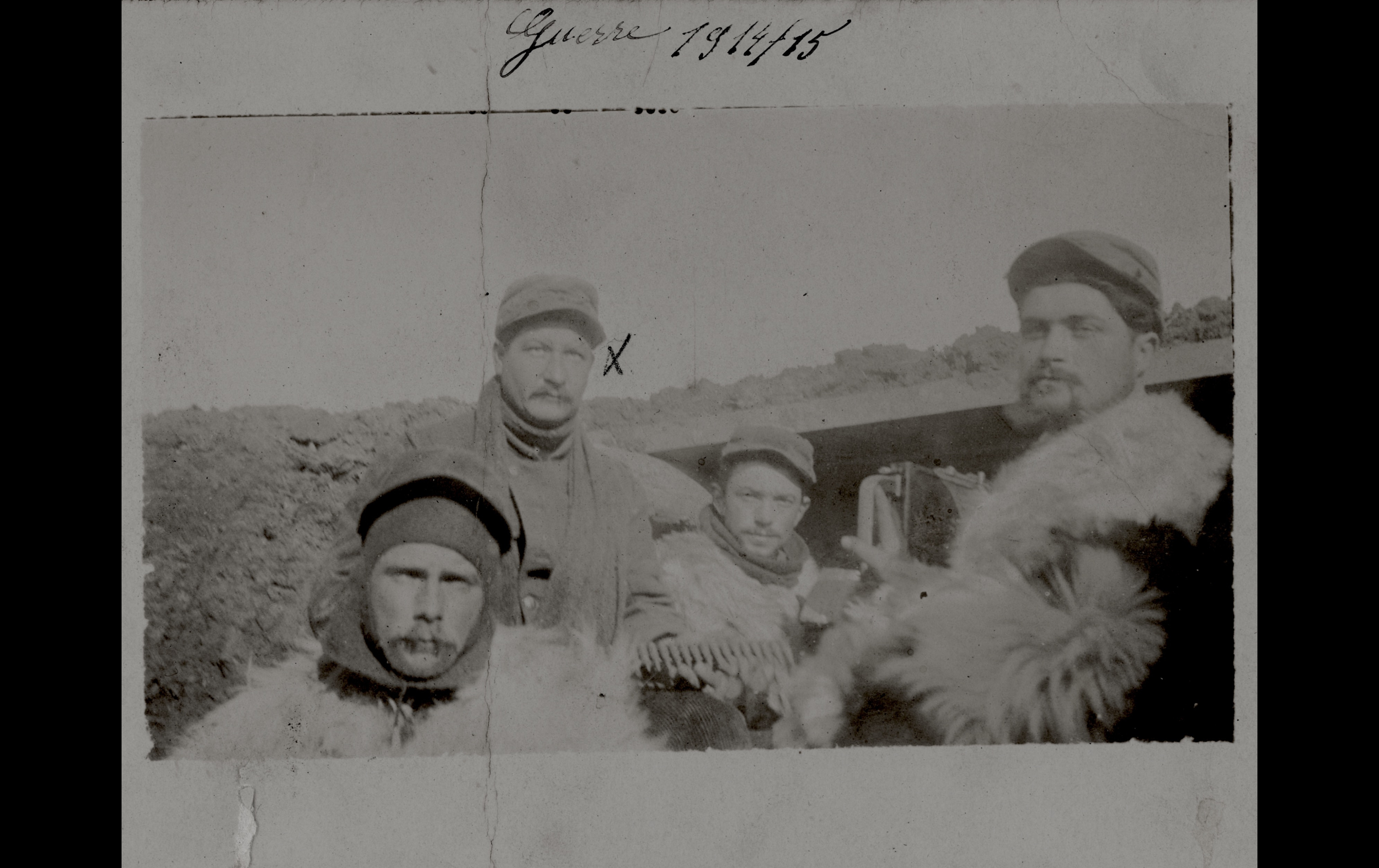 (15.27.A) Group photo of machine gunners with a Saint-Etienne 1907
Date: c.1915
Location: ?
Unit: ?
Author: ?
Present in the photo: ?