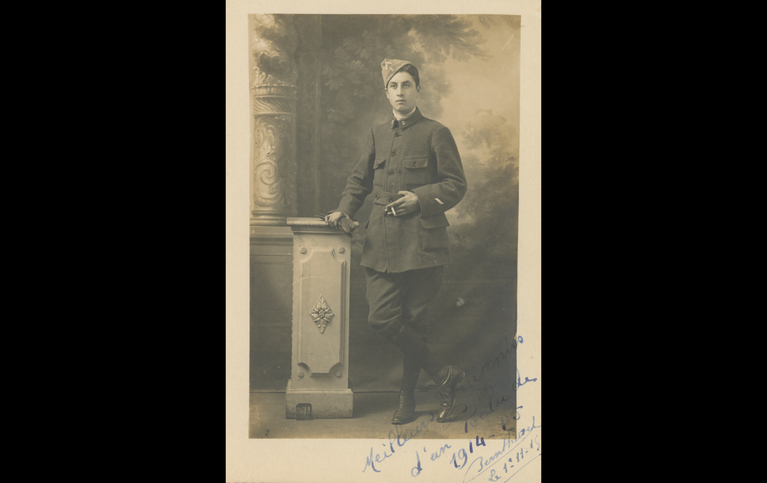 (15.29.A) Portrait of chasseur René BERNTHEISEL
Date: November 1st 1915
Location: Studio
Unit: 2nd Battalion of Chasseurs à Pied
Author: René BERNTHEISEL
Present in the photo: 
1. René BERNTHEISEL (Mle 385)
FM:  tinyurl.com/6jbs9uue 