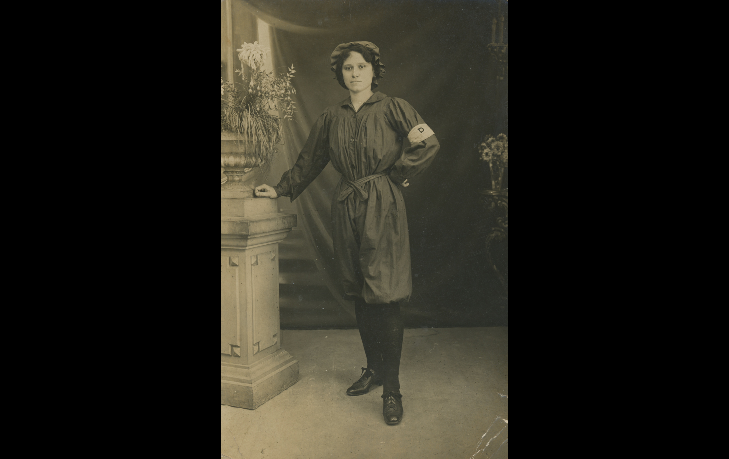 (15.37.A) Portrait of factory worker Yvonne Marie DELABARRE
Date: ?
Location: Studio
Unit: Factory worker
Author: Yvonne Marie DELABARRE
Present in the photo: 
1. Yvonne Marie DELABARRE
2. Gaston Eugène DESBIENDRAS (husband) (Mle 1198) MPLF 22.6.1915