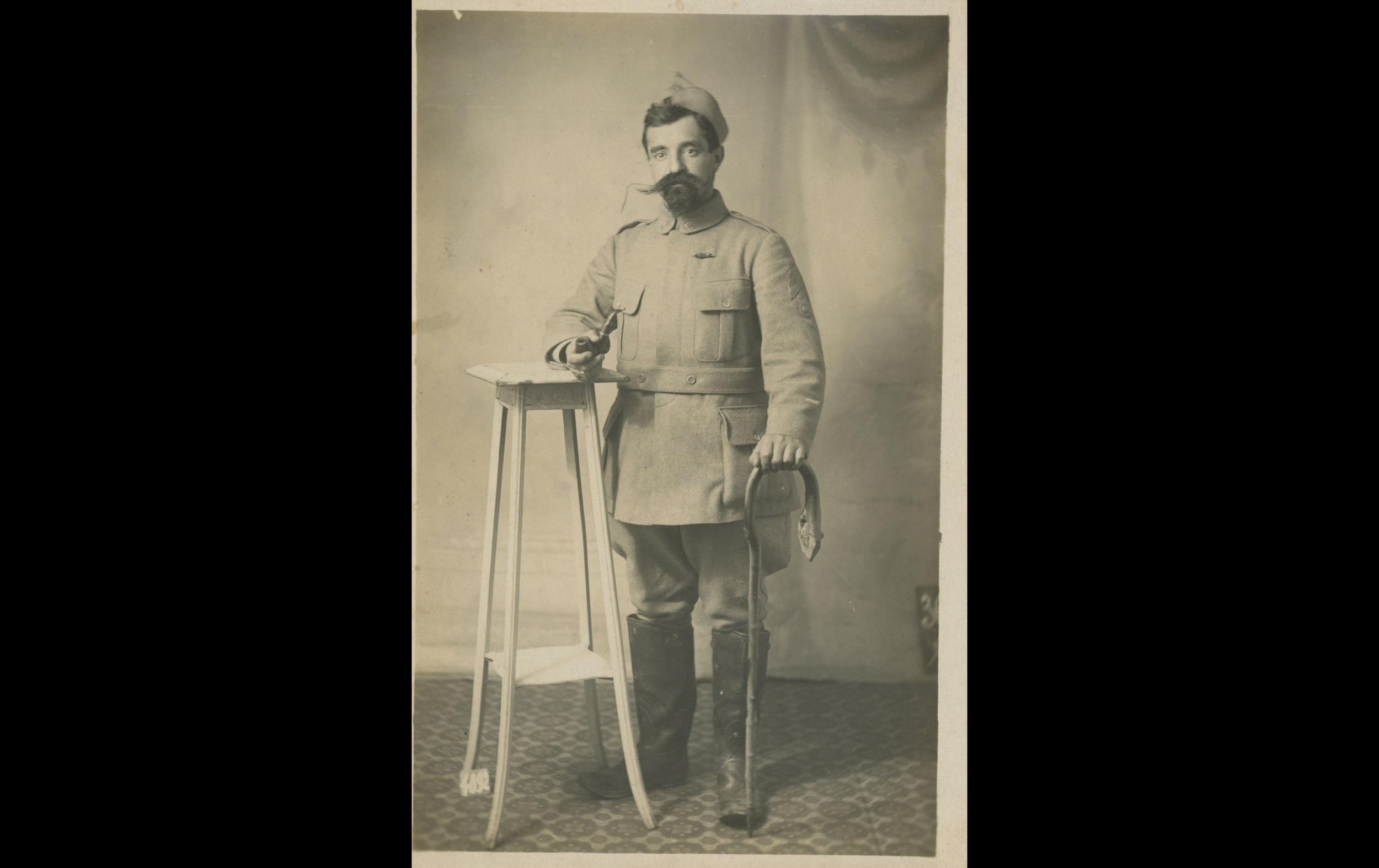 (17.13.3.A) Portrait of infantryman Georges Louis Marie BELLENCONTRE
Date: January 1st 1917
Location: Studio
Unit: 129th Infantry Regiment
Author: Georges Louis Marie BELLENCONTRE
Present in the photo: 
1. Georges Louis Marie BELLENCONTRE (Mle 122)
F