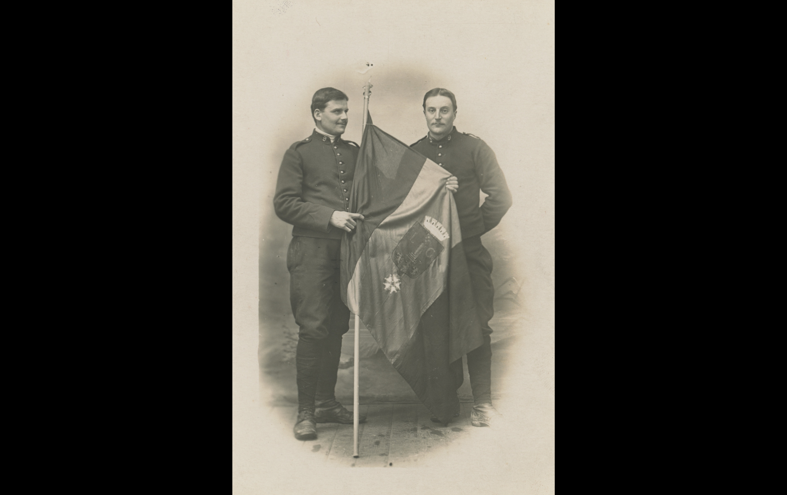 (15.40.A) Portrait of two artillerymen with a flag flag of Liége
Date: March 17th 1915
Location: Studio
Unit: 9th Artillery Regiment on Foot
Author: Joseph GAILLARDON
Present in the photo: 
1. Joseph GAILLARDON (Mle 595)
FM:  tinyurl.com/w3dsdry4 