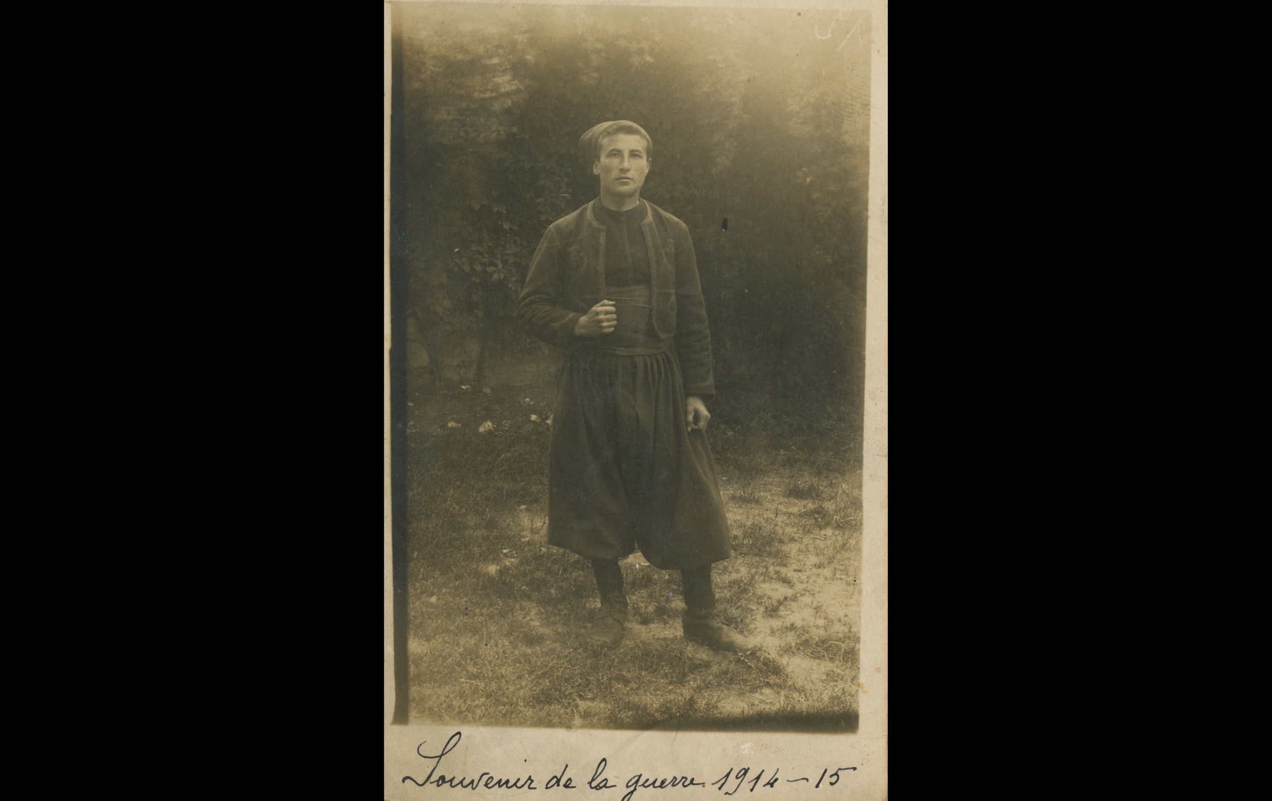 (15.13.A) Portrait of zouave Ferdinand Joseph Emmanuel BRUN
Date: July 31st 1915
Location: Paris, France (75)
Unit: 4th Zouave Regiment
Author: Ferdinand Joseph Emmanuel BRUN
Present in the photo: 
1. Ferdinand Joseph Emmanuel BRUN (Mle 281) MPLF 10.