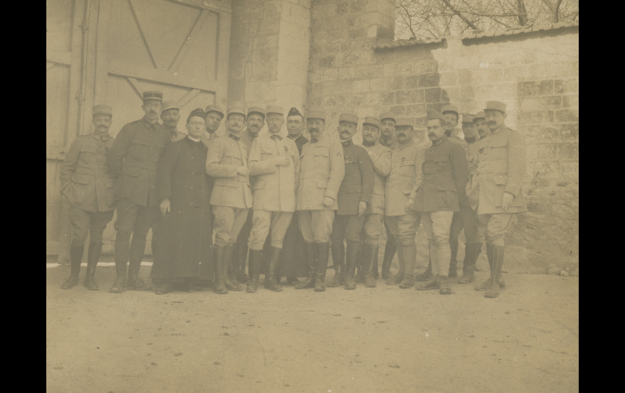 (17.15.A) Group photo of medical personnel of the 18th Infantry Division
Date: February 1917
Location: Grandes-Loges, France (51)
Unit: 18th Infantry Division
Author: ?
Present in the photo:
1. 
2. Alfred Calixte Edouard DUPORTAL (Mle 580)
FM:  tinyu