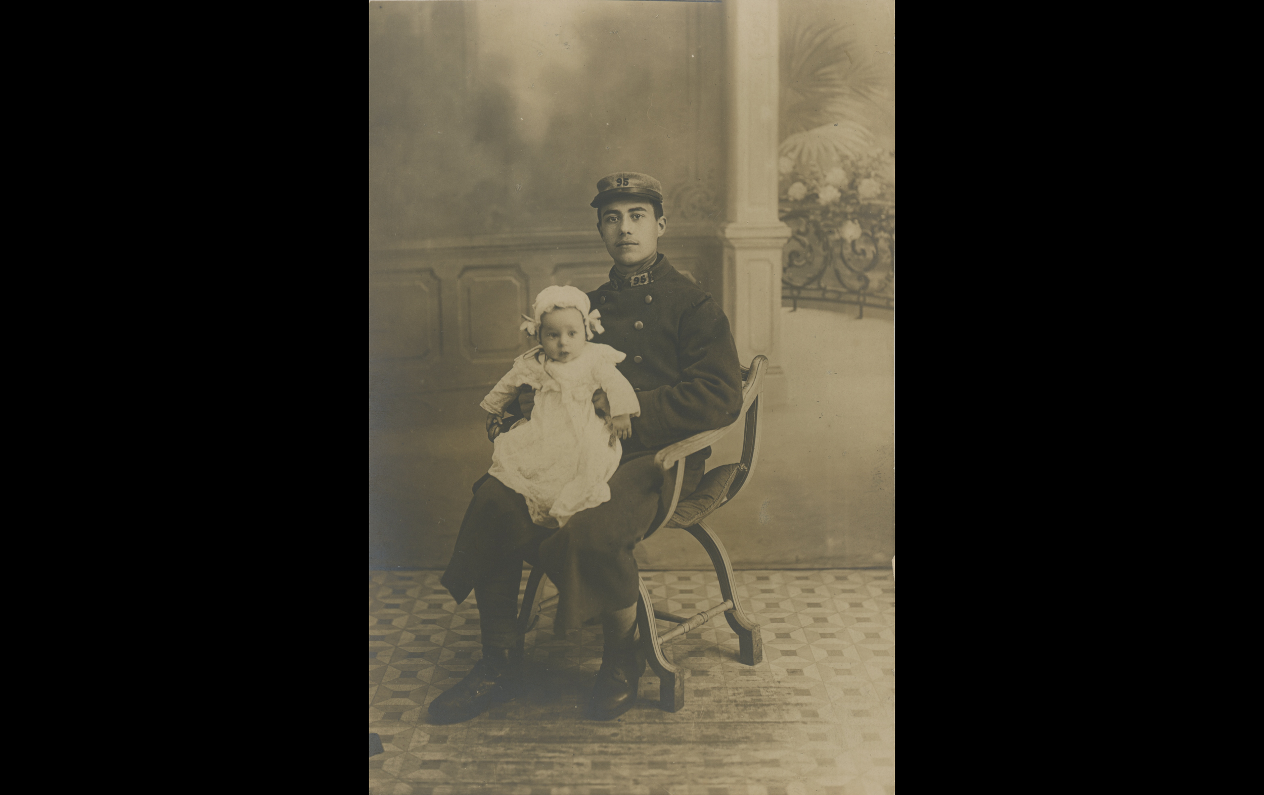 (15.57.2.A) Portrait of an infantryman of the 95th Infantry Regiment with a baby
Date: c.1915 - 1916
Location: Studio
Unit: 95th Infantry Regiment
Author: ?
Present in the photo: ?