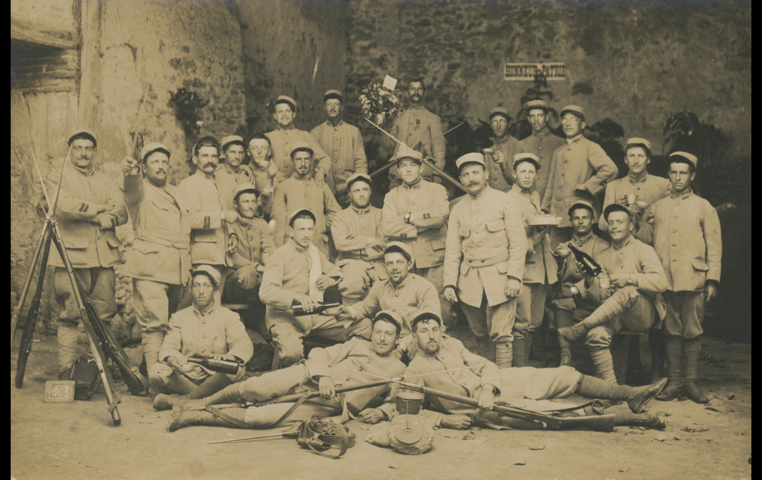 (15.61.A) Group photo of infantrymen of the 401st Infantry Regiment celebrating a " prise d'armes "
Date: c.1915
Location: ?
Unit: 401st Infantry Regiment
Author: ?
Present in the photo: ?