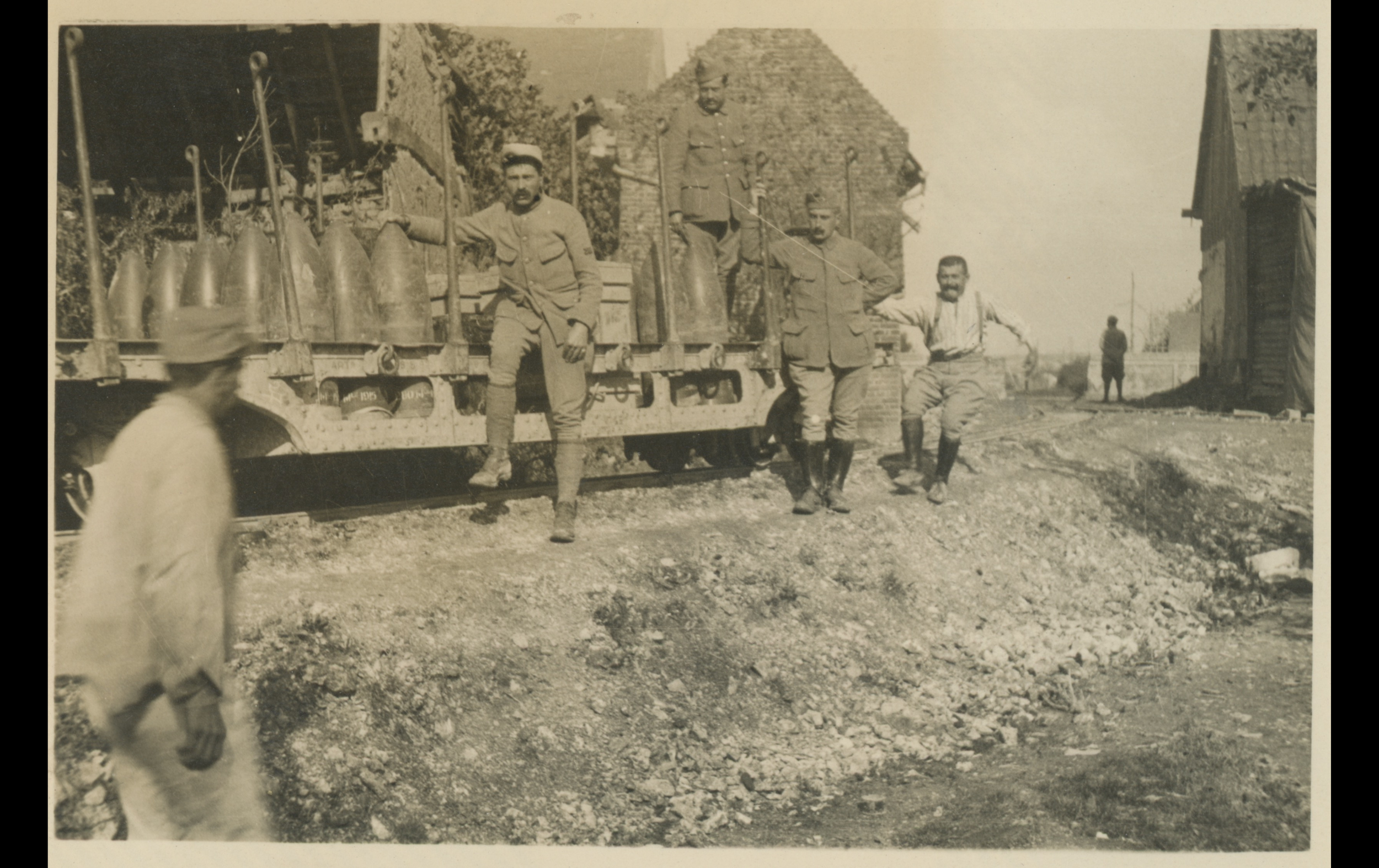 (16.27.2.A) Photo of the transport of mortar shells for the 280mm mortar
Date: October 24th 1916
Location: Bray, France (27)
Unit: ?
Author: ?
Present in the photo: ?