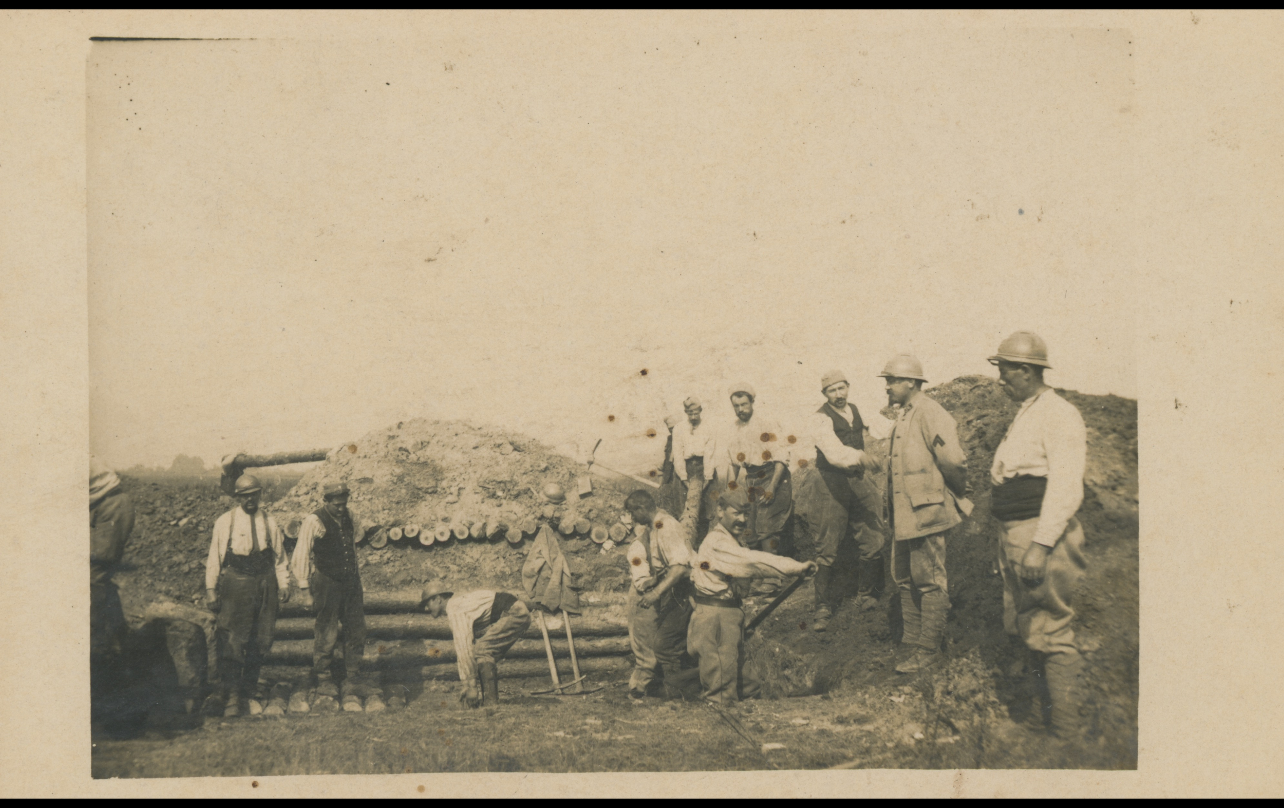 (16.43.A) Photo of a group of artillerymen digging a trench
Date: September 19th 1916
Location: ?
Unit: 36th Artillery Regiment
Author: ?
Present in the photo: ?
