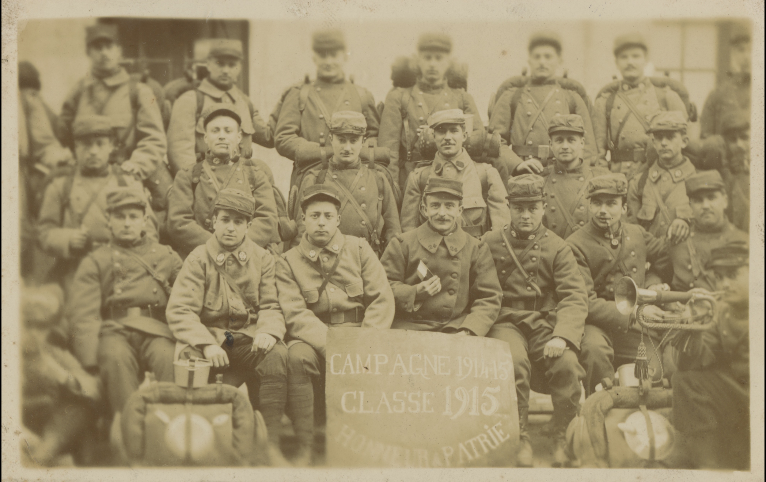 (15.72.A) Group photo of medics of the 24th Section of Military Nurses
Date: 1915
Location: Versailles, France (78)
Unit: 24th Section of Military Nurses
Author: ?
Present in the photo: ?