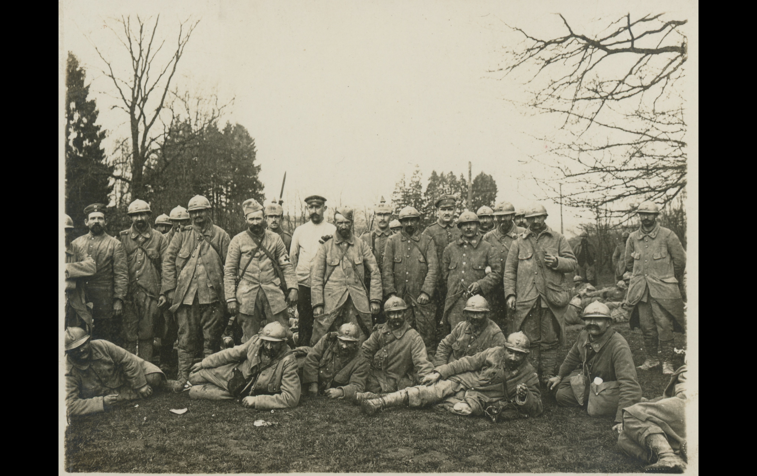 (POW.1.A) Group photo of captured infantrymen of the 106th Territorial Infantry Regiment
Interned: (FR)
Date: c.1915
Location: Nantillois, France (55)
Unit: 106th Territorial Infantry Regiment
Author: ?
Present in the photo: ?