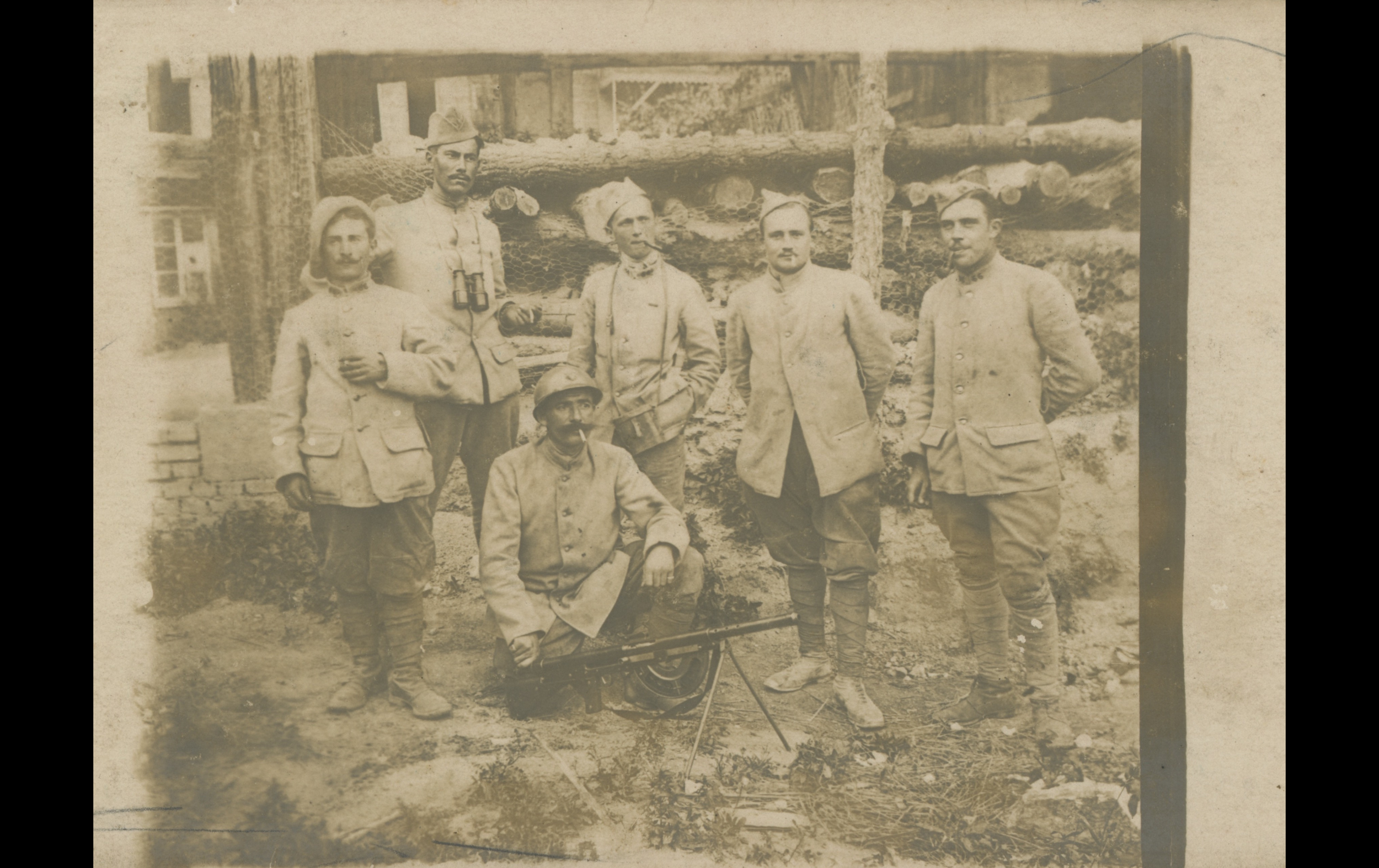 (15.58.A) Group photo of machine gunners of the 66th Infantry Regiment with a Chauchat
Date: c.1915 - 1916
Location: ?
Unit: 66th Infantry Regiment
Author: ?
Present in the photo: ?