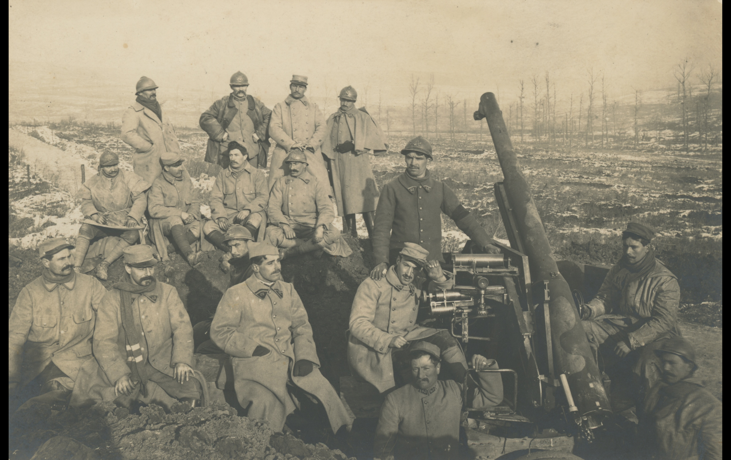 (16.23.A) Group photo of artillerymen with a 75mm cannon model 1897
Date: c.1916
Location: ?
Unit: Diverse regiments
Author: ?
Present in the photo: ?