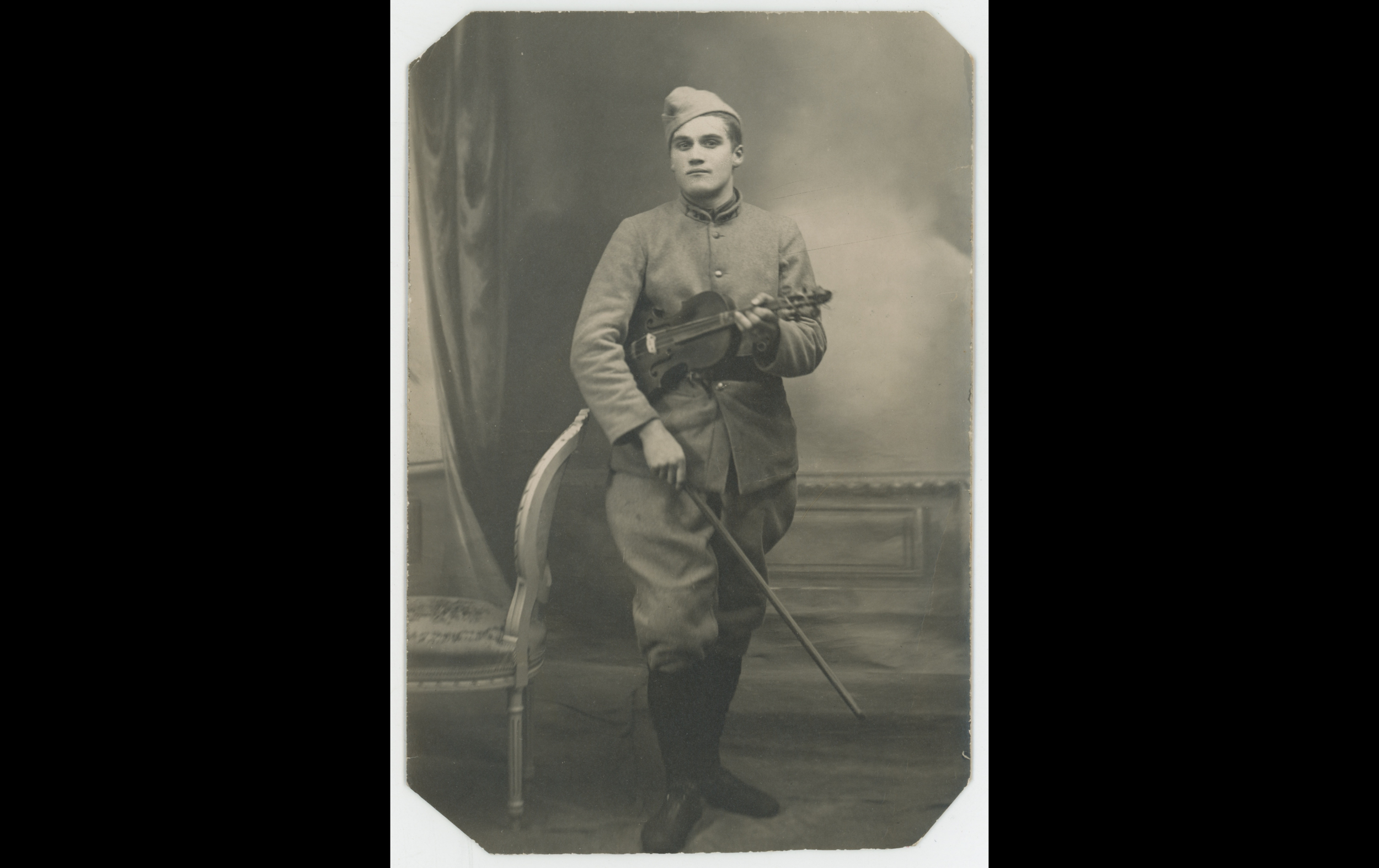 (18.3.A) Portrait of musician Edmond PAULET
Date: c.1918 - 1920
Location: Studio
Unit: 79th Infantry Regiment
Author: Edmond PAULET
Present in the photo: 
1. Edmond PAULET (Mle 1295)
FM:  tinyurl.com/2fdm8rr8 