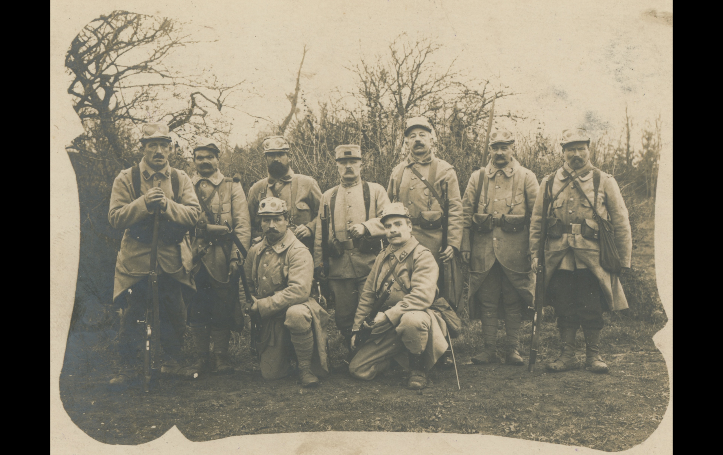 (15.3.A) Group photo of infantrymen of the 45th Territorial Infantry Regiment
Date: December 7th 1915
Location: ?
Unit: 45th Territorial Infantry Regiment
Author: Julien Achille Marie DEBOFFE
Present in the photo: 
1. Julien Achille Marie DEBOFFE (Ml