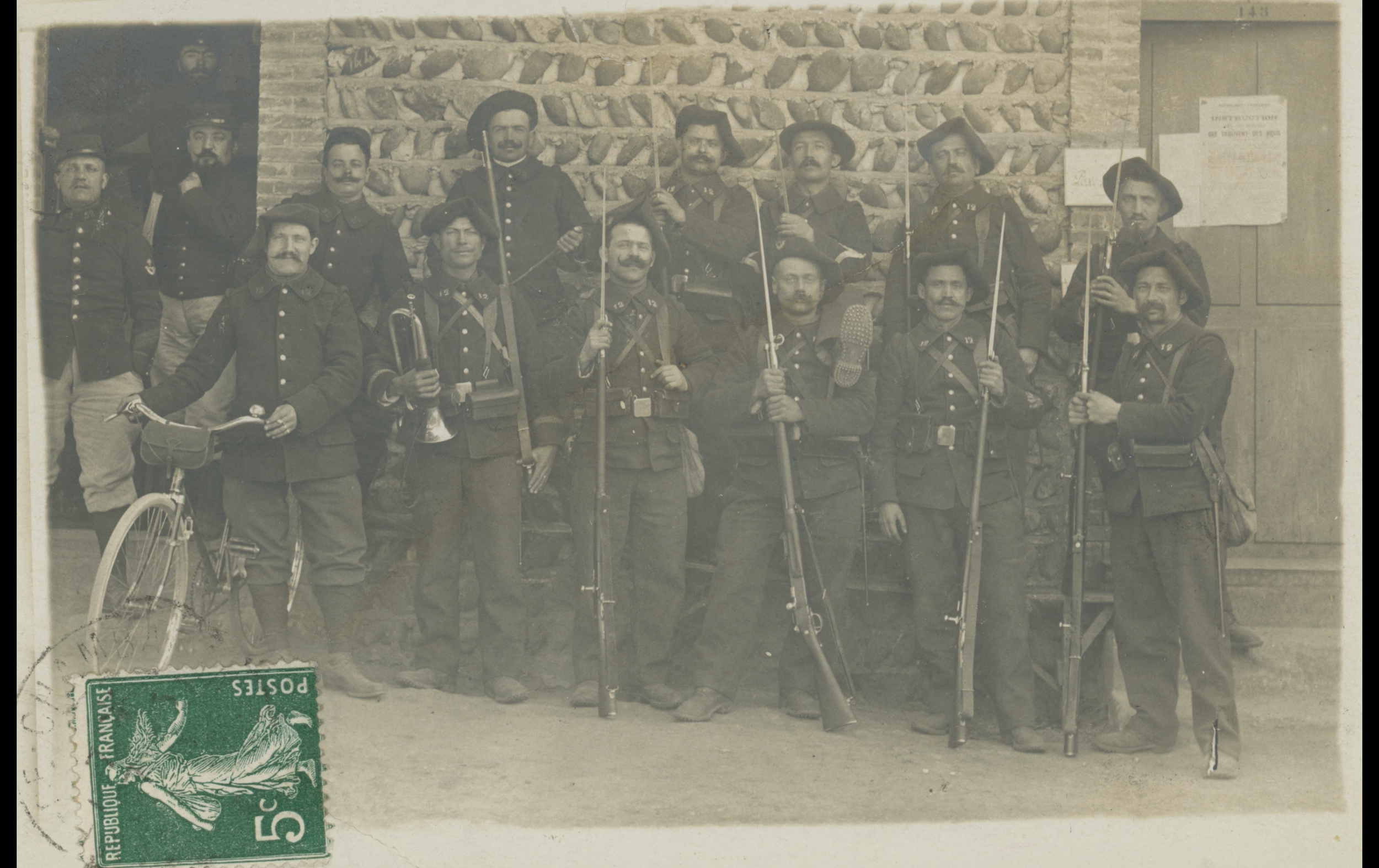 (14.20.2.A) Group photo of chasseurs of the 12 Battalion of Chasseurs
Date: 1906 - 1909
Location: Grenoble, France (38)
Unit: 12 Battalion of Chasseurs (Alpine or à Pied)
Author: Jean Joseph GLOPPE
Present in the photo: 
1. Jean Joseph GLOPPE (Mle 21